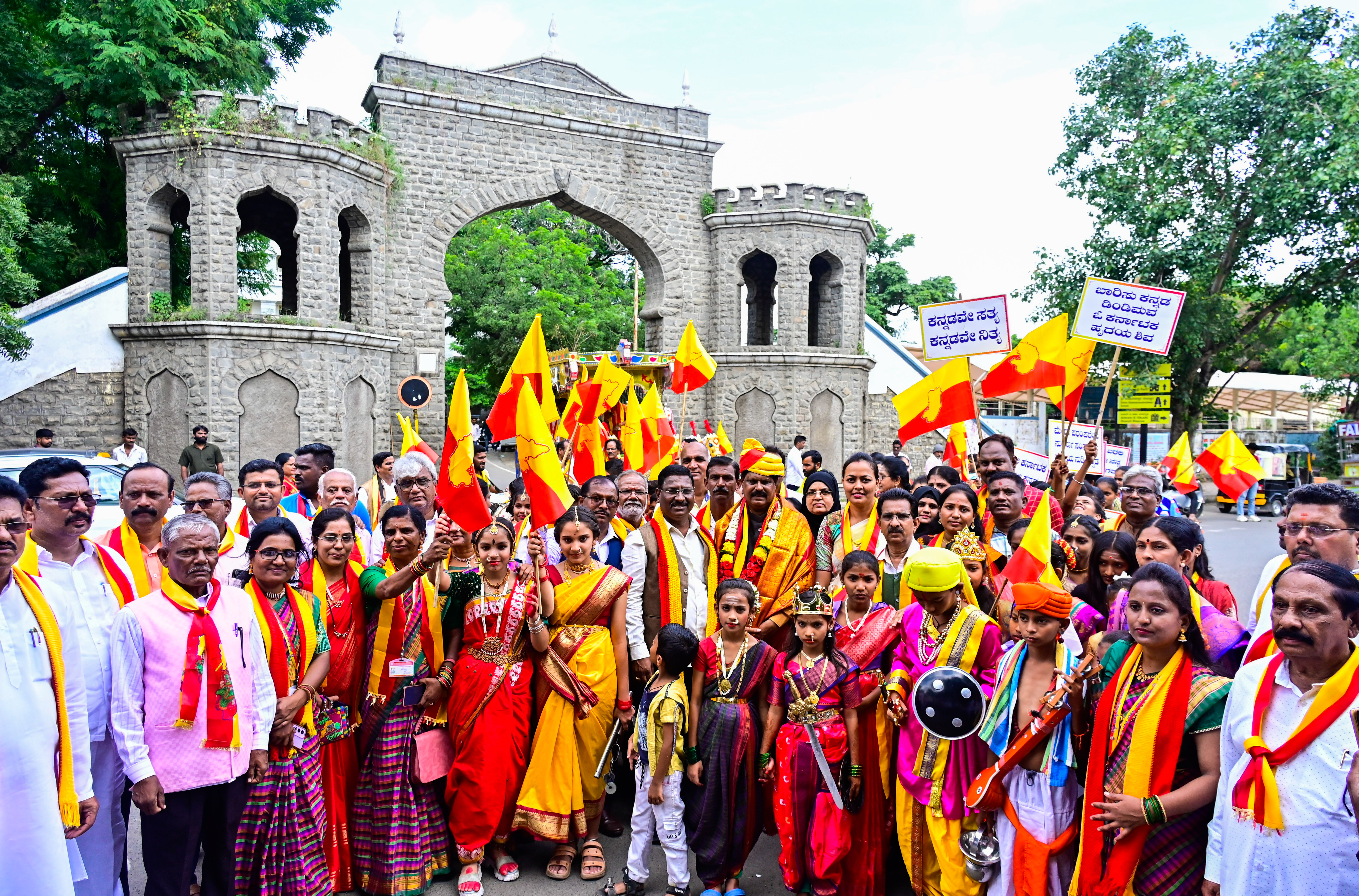 ಕಲಬುರಗಿಯ ಮಿನಿವಿಧಾನಸೌಧದಿಂದ ಕನ್ನಡ ಭವನದವರೆಗೆ ನಡೆದ ಸಮ್ಮೇಳನಾಧ್ಯಕ್ಷರ ಸಾಂಸ್ಕೃತಿಕ ಮೆರವಣಿಗೆ ನಡೆಯಿತು