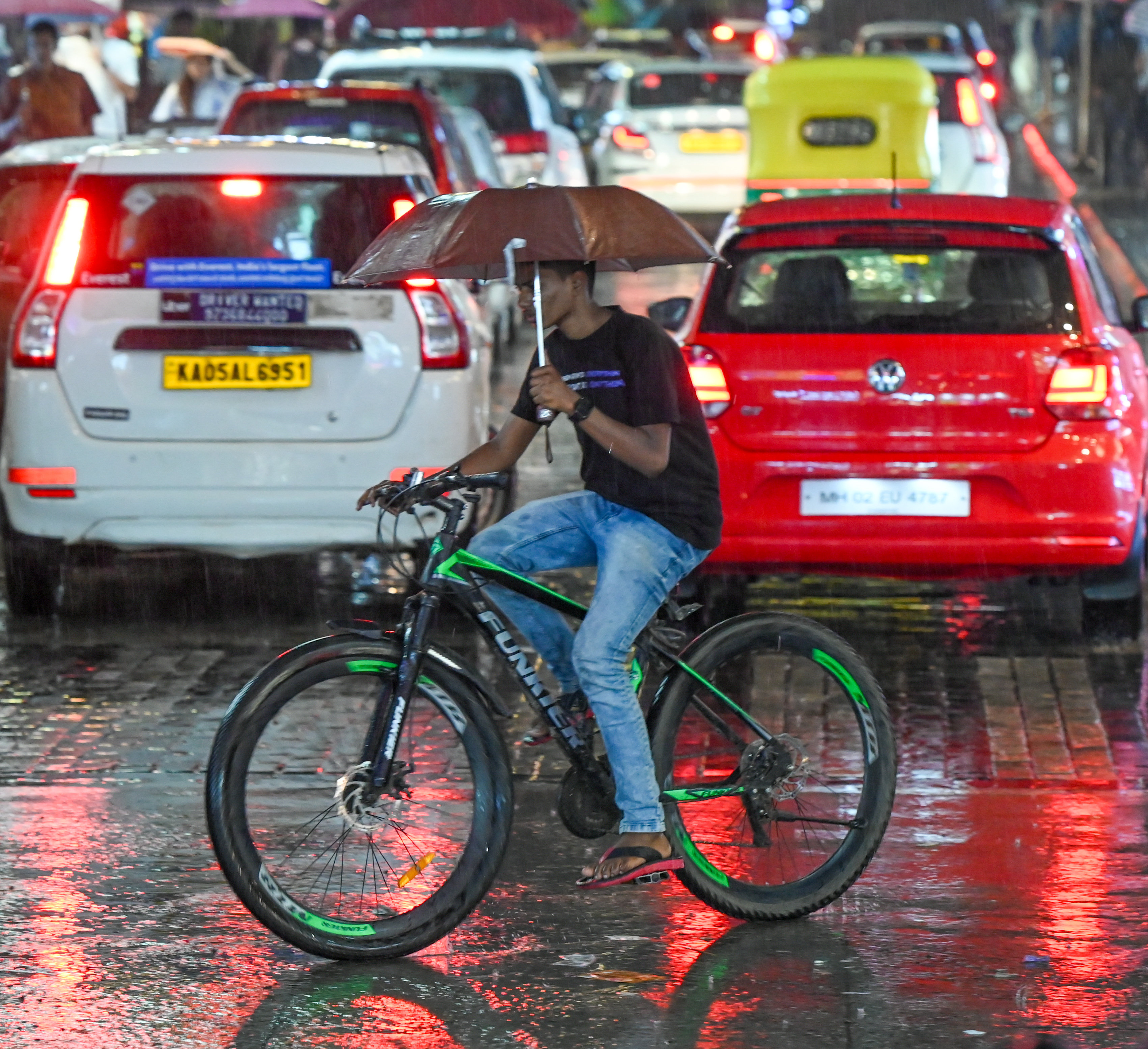 ಮಳೆಯಲ್ಲಿ ಕೊಡೆ ಹಿಡಿದು ಸೈಕಲ್‌ ಸವಾರಿ
ಪ್ರಜಾವಾಣಿ ಚಿತ್ರ/ ಎಂ. ಎಸ್. ಮಂಜುನಾಥ್