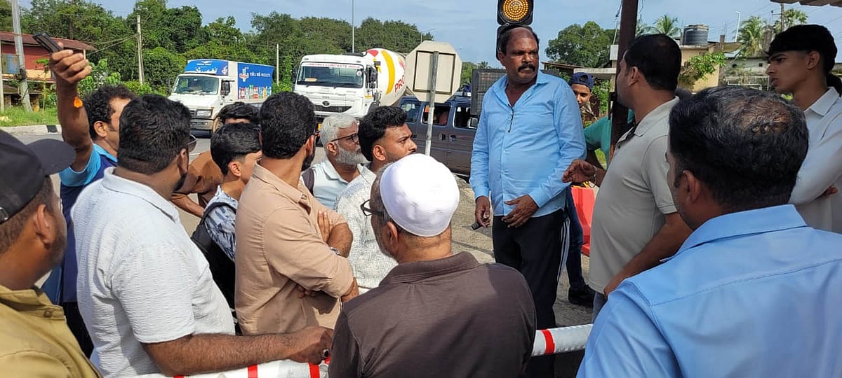 ಪಡುಬಿದ್ರಿ: ಹೆಜಮಾಡಿ ಟೋಲ್‌; ಸ್ಥಳೀಯರಿಂದ ಆಕ್ರೋಶ