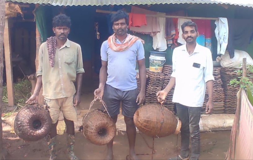 ಸೊರಬ ತಾಲ್ಲೂಕಿನಲ್ಲಿ ಏಡಿ ಹಿಡಿಯಲು ಅದ್ದು ಕೂಣಿ ಹಿಡಿದು ಸಿದ್ಧರಾದ ಹಳ್ಳಿಗರು