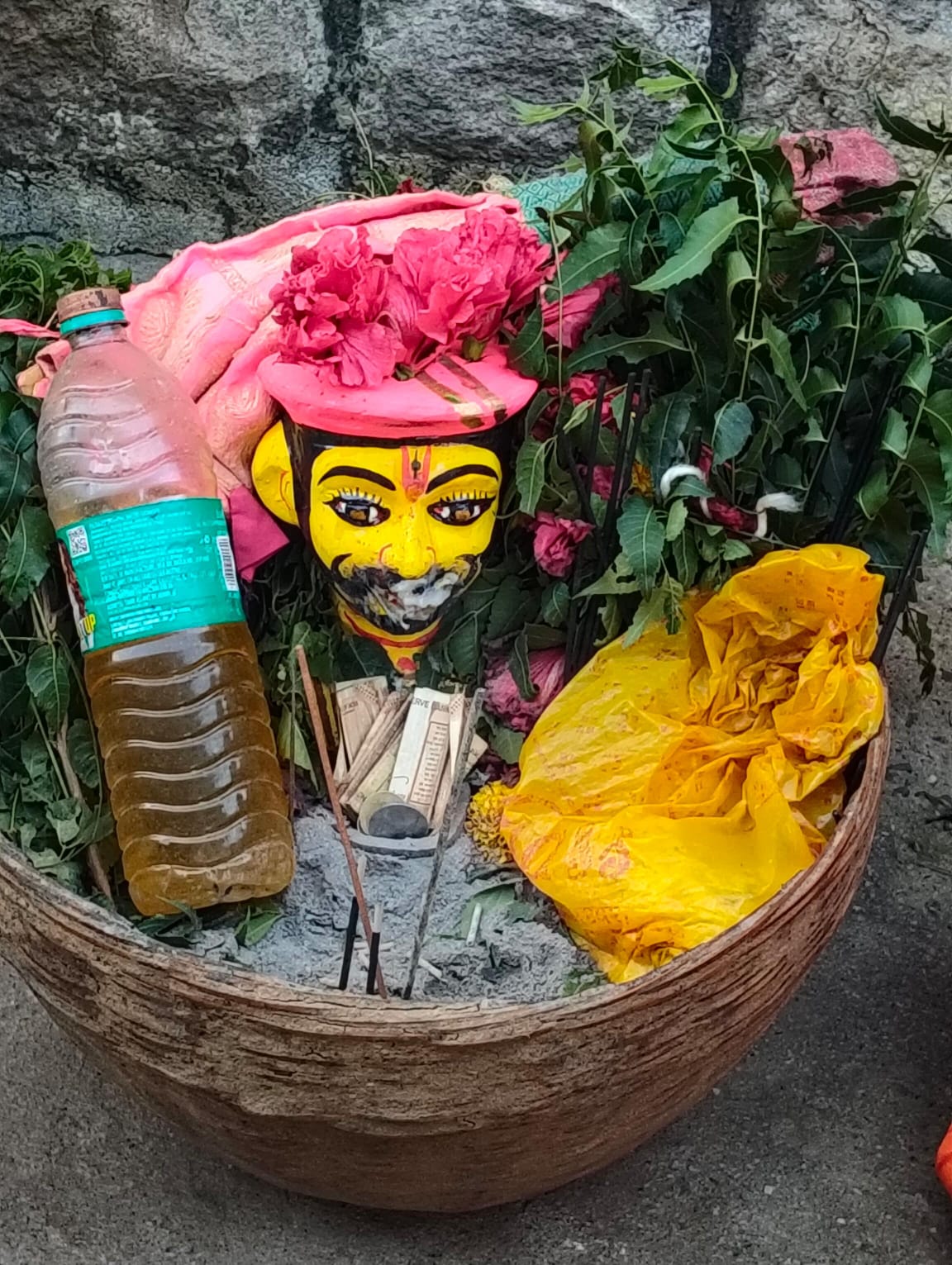 ಕೌಜಲಗಿ ಪಟ್ಟಣದಲ್ಲಿ ಶೃಂಗಾರಗೊAಡು ಮೆರೆದಾಡುತ್ತಿರುವ ಜೋಕುಮಾರನ ಮೂರ್ತಿ.