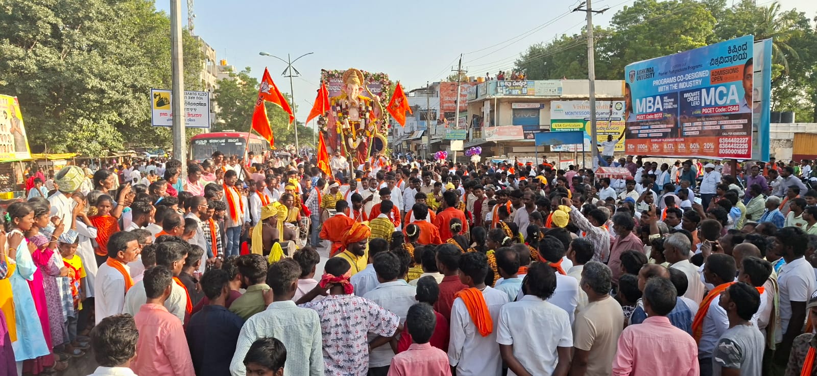 ಸಿರುಗುಪ್ಪ ನಗರದಲ್ಲಿ ವಿಶ್ವ ಹಿಂದು ಪರಿಷತ್ ಬಜರಂಗದಳ ಹಾಗೂ ಹಿಂದೂ ಮಹಾ ಗಣಪತಿ ಸಮಿತಿ ವತಿಯಿಂದ ಪ್ರತಿಷ್ಠಾಪಿಸಲಾದ ಗಣೇಶ ಮೂರ್ತಿ ವಿಸರ್ಜನೆಯ ಅಂಗವಾಗಿ ಬೃಹತ್ ಶೋಭಾಯಾತ್ರೆ ಶನಿವಾರ ಸಡಗರ ಸಂಭ್ರಮದಿಂದ ನಡೆಯಿತು.