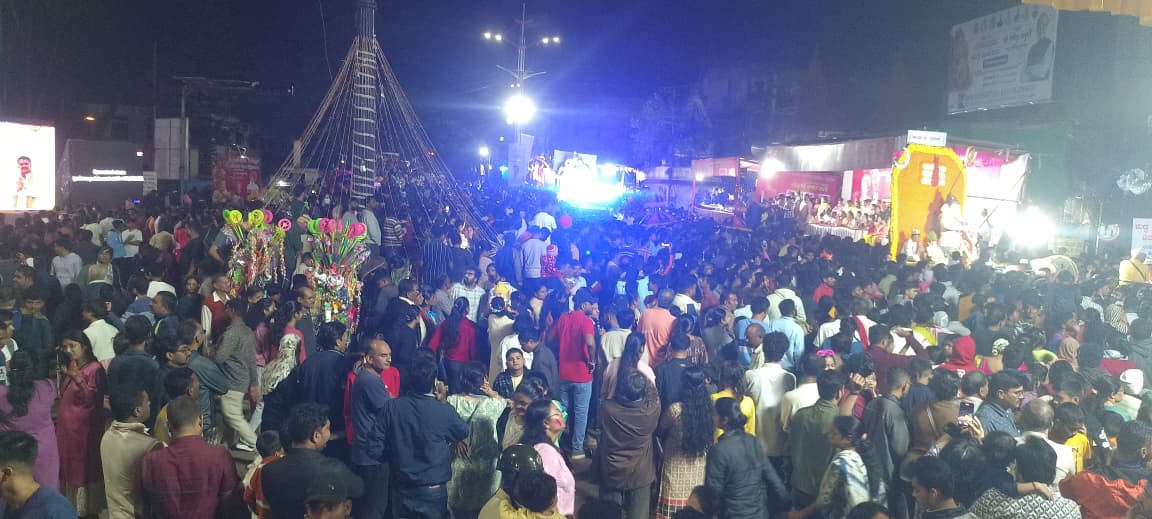 ಗಣೇಶ ಮೂರ್ತಿಗಳ ವಿಸರ್ಜನೆ ಮೆರವಣಿಗೆ ವೀಕ್ಷಣೆಗೆ ಸೇರಿರುವ ಜನಸಾಗರ 