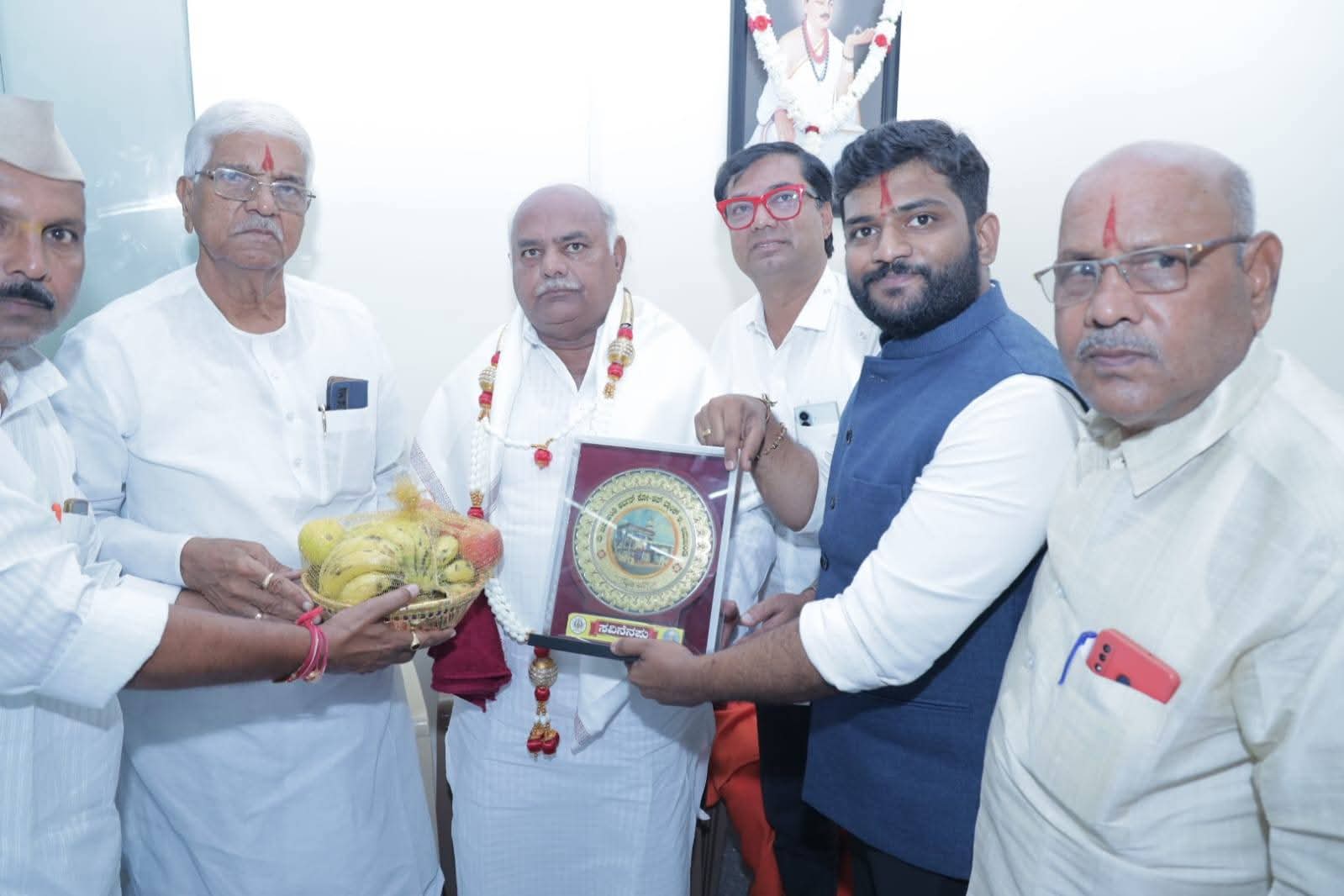 ಬಸವನಬಾಗೇವಾಡಿ ಪಟ್ಟಣದಲ್ಲಿ ದಿ.ಜಮಖಂಡಿ ಅರ್ಬನ್ ಕೋ-ಆಪ್ ಬ್ಯಾಂಕಿನ ನೂತನ ಶಾಖೆಯನ್ನು ಸಚಿವ ಶಿವಾನಂದ ಪಾಟೀಲ ಉದ್ಘಾಟಿಸಿ ಸನ್ಮಾನ ಸ್ವೀಕರಿಸಿದರು.