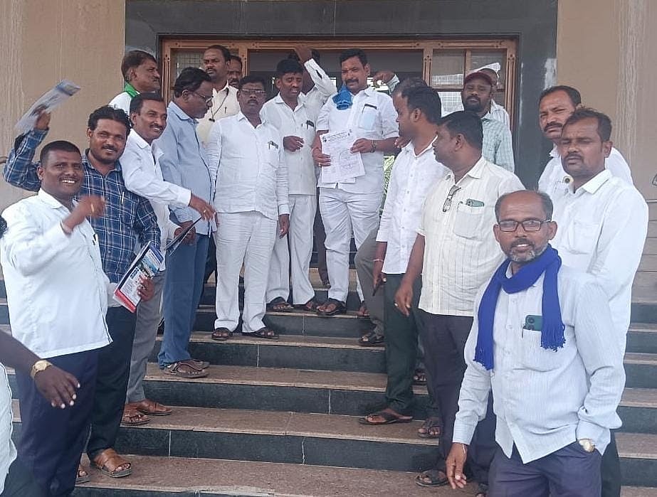 ಯಾದಗಿರಿ: ಖಾರೀಜ್‌ ಖಾತಾ ಭೂ ಮಂಜೂರಾತಿಗೆ ಮನವಿ