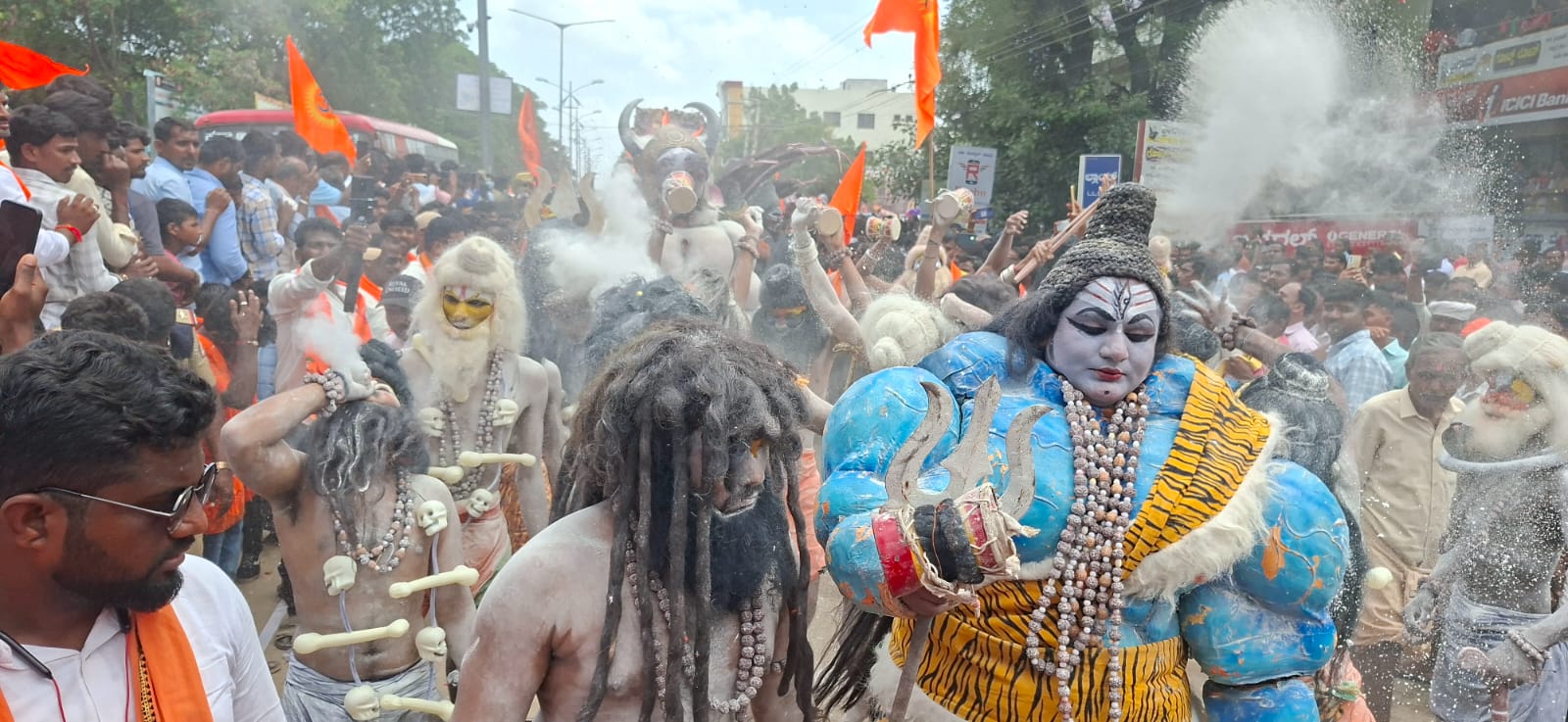 ಸಿರುಗುಪ್ಪ ನಗರದಲ್ಲಿ ಶನಿವಾರ ನಡೆದ ಬೃಹತ್ ಶೋಭಾಯಾತ್ರೆಯಲ್ಲಿ ನಾಗವೇಷಧಾರಿಗಳ ಕುಣಿತ