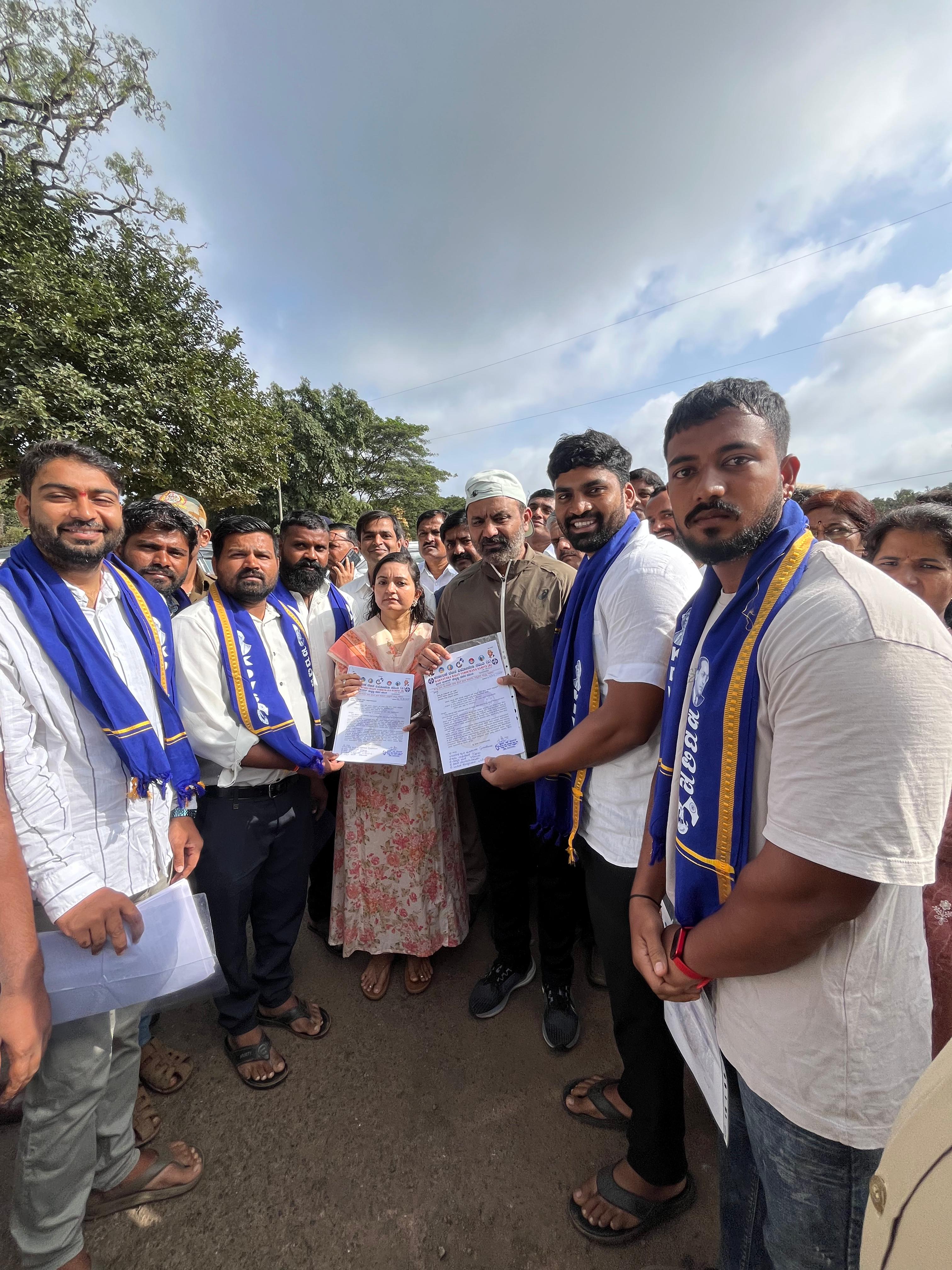 ಹುಬ್ಬಳ್ಳಿಯ ಕರ್ನಾಟಕ ದಲಿತ ವಿಮೋಚನಾ ಸಮಿತಿ (ಹುಬ್ಬಳ್ಳಿ– ಶಹರ)ಯವರು ಸಚಿವ ಸಂತೋಷ ಲಾಡ್‌ ಅವರಿಗೆ ಮನವಿ ಸಲ್ಲಿಸಿದರು