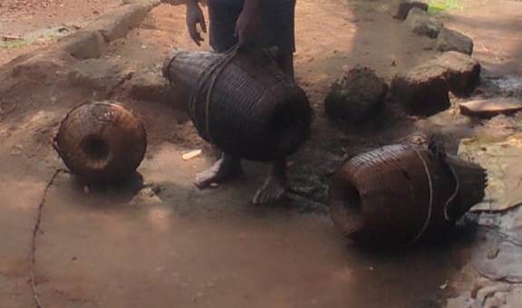 ಹೊಳೆಯಲ್ಲಿ ಏಡಿ ಹಿಡಿಯಲು ಉಪಯೋಗಿಸುವ ಅದ್ದು ಕೂಣಿಗಳು