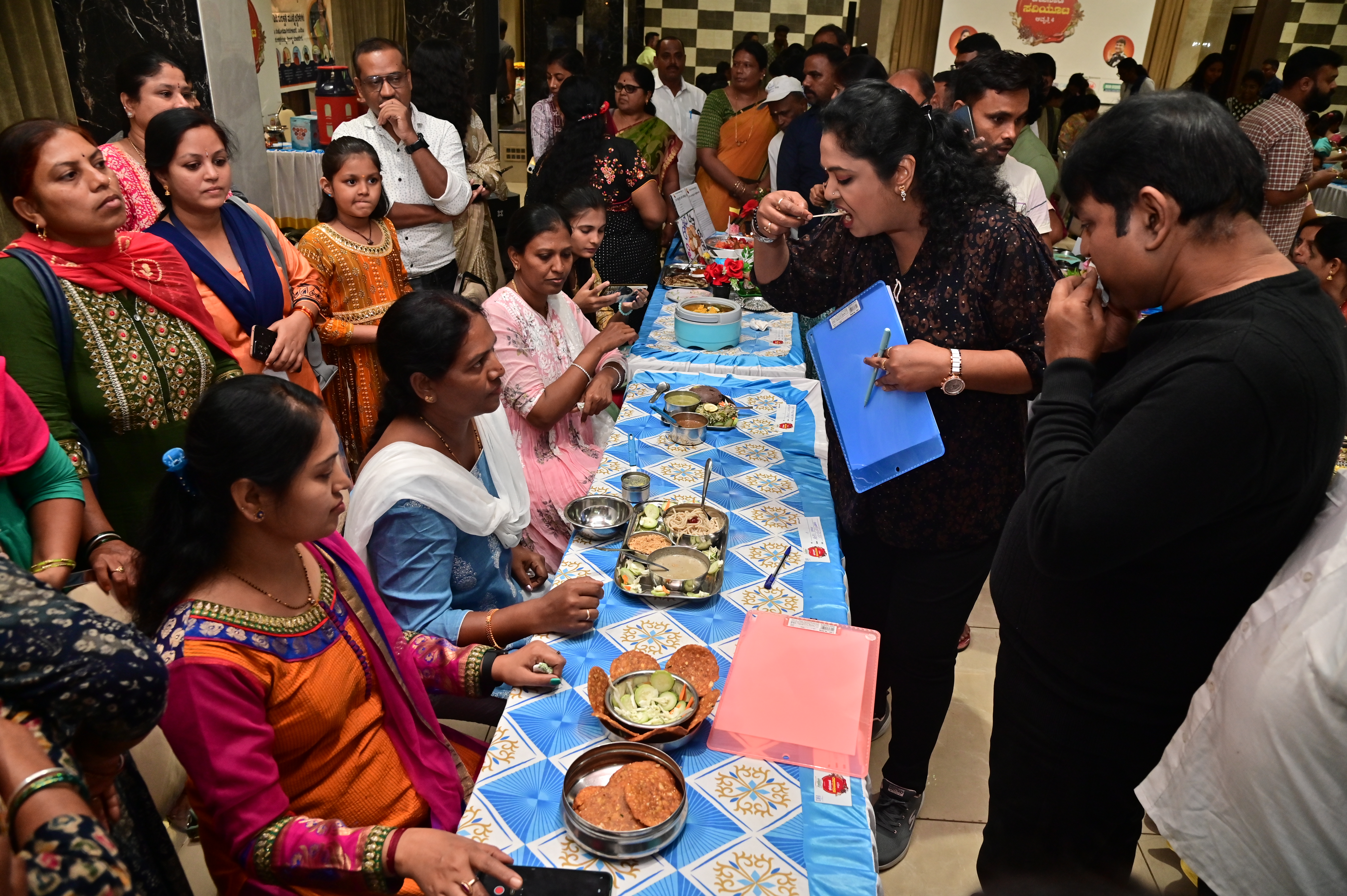 ಸವಿಯೂಟದಲ್ಲಿ ಸ್ಪರ್ಧಿಗಳ ಖಾದ್ಯ ಸವಿಯುತ್ತಿರುವ ಮುರುಳಿ ಹಾಗೂ ಸುಚಿತ್ರಾ