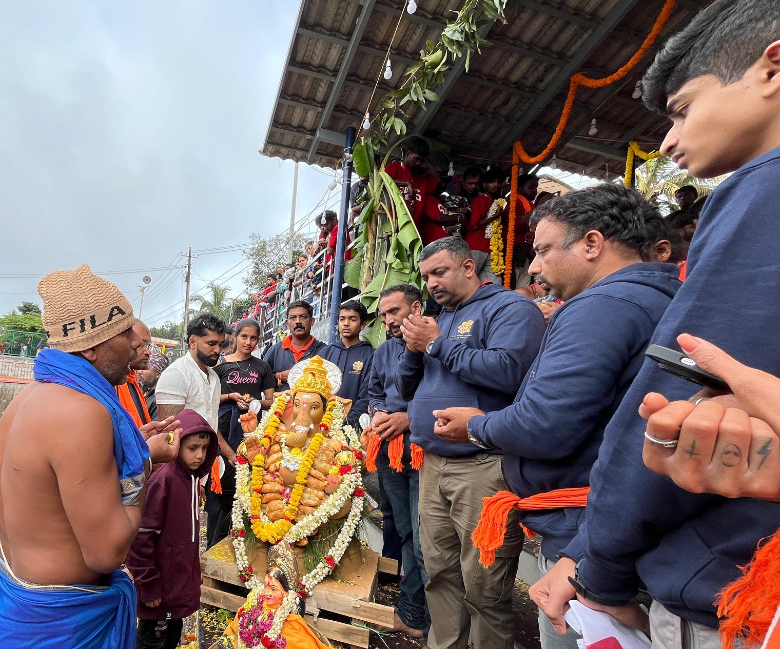 ಗೌರಿಕೆರೆಯಲ್ಲಿ ಬೆಳಗಿನ ಜಾವ ಉತ್ಸವ ಮೂರ್ತಿಗಳಿಗೆ ಪೂಜೆ ಸಲ್ಲಿಸಿ ವಿಸರ್ಜಿಸಲಾಯಿತು