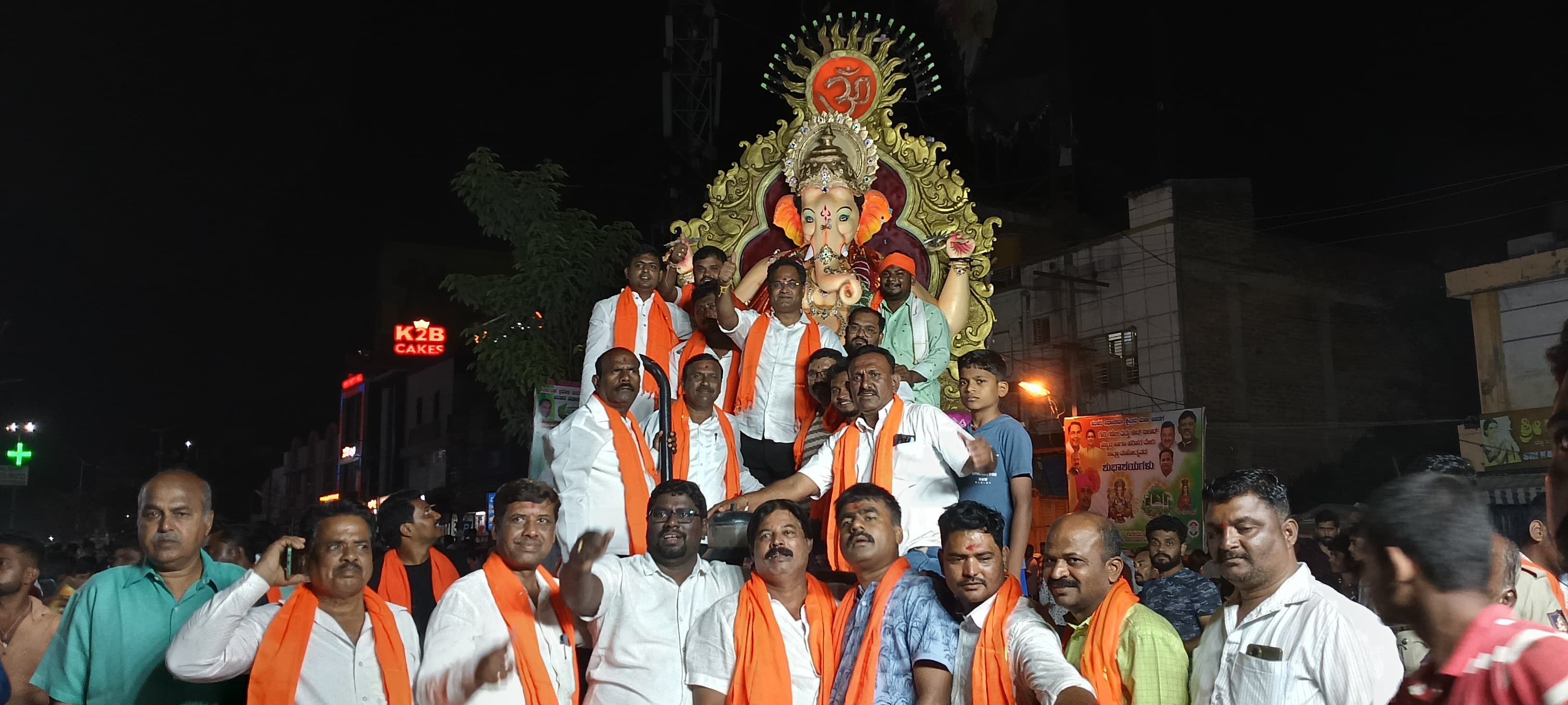 ಹರಿಹರ: ಹರಿಹರದಲ್ಲಿ ಸಾರ್ವಜನಿಕ ವಿನಾಯಕ ಸಂಘದಿAದ ಶನಿವಾರ ಹಮ್ಮಿಕೊಂಡಿದ್ದ ಗಣೇಶ ವಿಸರ್ಜನಾ ಮೆರವಣಿಯಲ್ಲಿ ಬಾಂಬೆ ಕಾ ಲಾಲ್ ಬಾಗ್ ಗಣೇಶ ಮೂರ್ತಿಯ ನೋಟ.