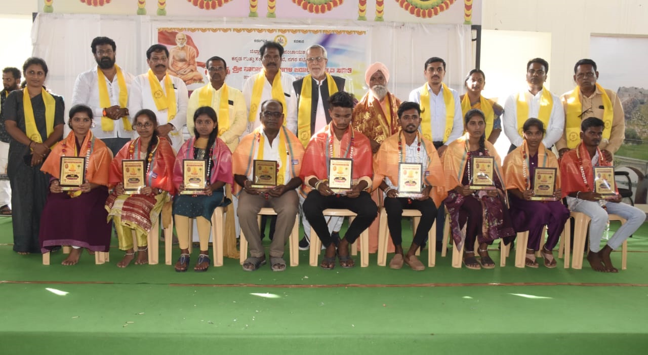 ಯಾದಗಿರಿಯಲ್ಲಿ ಭಾನುವಾರ ನಡೆದ ನಾರಾಯಣ ಗುರುಗಳ ಜಯಂತಿ ಕಾರ್ಯಕ್ರಮದಲ್ಲಿ ವಿದ್ಯಾರ್ಥಿಗಳನ್ನು ಸನ್ಮಾನಿಸಲಾಯಿತು