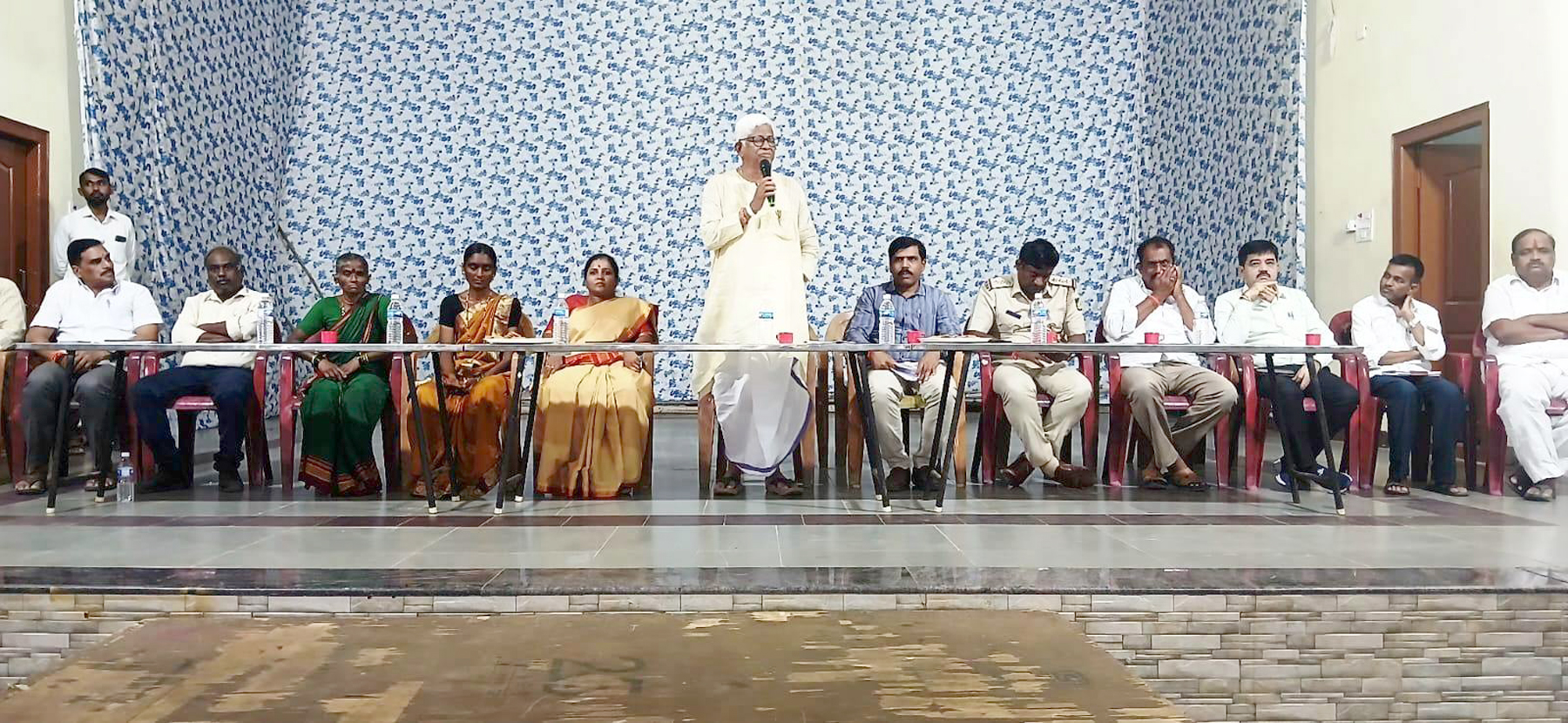 ಸಿಂಧನೂರು ತಾಲ್ಲೂಕಿನ ಗಾಂಧಿನಗರ ಗ್ರಾಮದಲ್ಲಿ ದಸರಾ ಉತ್ಸವ ಅಂಗವಾಗಿ ಭಾನುವಾರ ನಡೆದ ಪೂರ್ವಭಾವಿ ಸಭೆಯಲ್ಲಿ ಶಾಸಕ ಹಂಪನಗೌಡ ಬಾದರ್ಲಿ ಮಾತನಾಡಿದರು