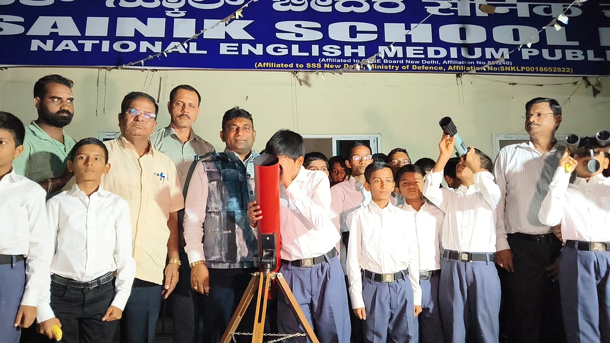 ಬೀದರ್: ಸೈನಿಕ ಶಾಲೆಯ ವಿದ್ಯಾರ್ಥಿಗಳಿಂದ ಗ್ರಹಣ ವೀಕ್ಷಣೆ, ಉಪಾಹಾರ ಸೇವನೆ