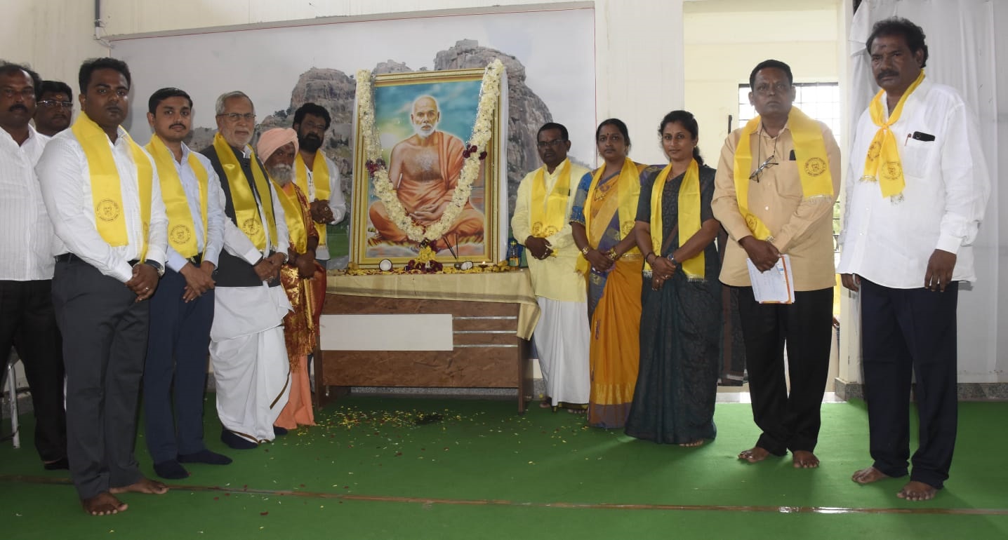 ಯಾದಗಿರಿಯಲ್ಲಿ ಭಾನುವಾರ ನಡೆದ ನಾರಾಯಣ ಗುರುಗಳ ಜಯಂತಿ ಕಾರ್ಯಕ್ರಮದಲ್ಲಿ ಗಣ್ಯರು ನಾರಾಯಣ ಗುರುಗಳ ಭಾವಚಿತ್ರಕ್ಕೆ ಪುಷ್ಪಾರ್ಚನೆ ಮಾಡಿದರು