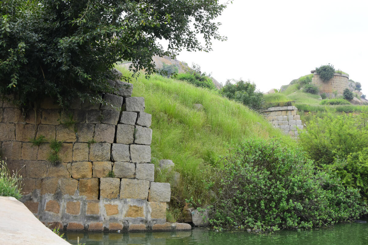 ಕುಸಿತ ಕಂಡಿರುವ ಕಲ್ಲಿನ ಕೋಟೆ
