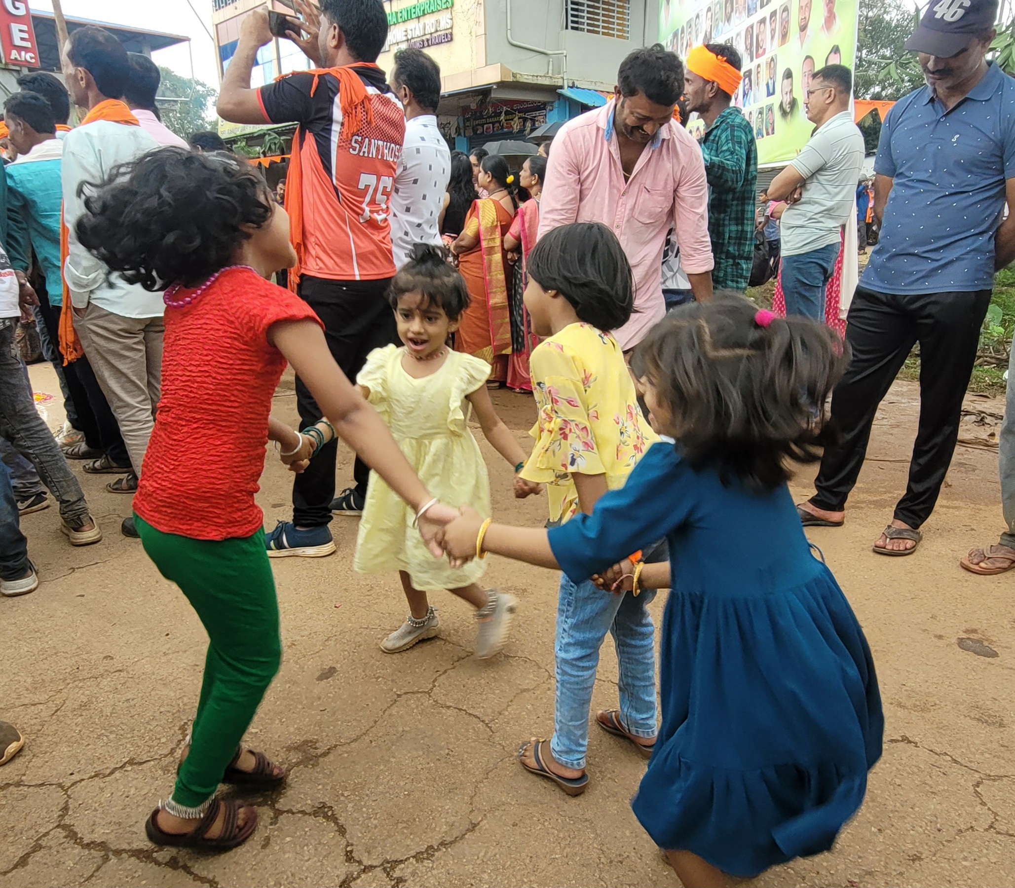 ಗಣಪತಿ ಮೆರವಣಿಗೆಯಲ್ಲಿ ಚಿನ್ನರು ಕುಣಿದು ಕೊಪ್ಪಳಸಿ ಸಂಭ್ರಮಿಸಿದರು.