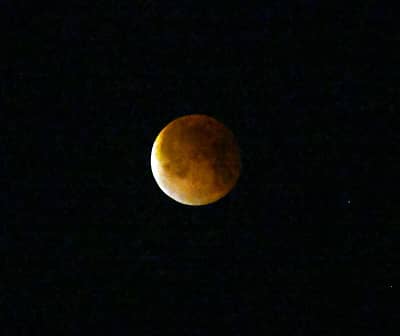 ಮೈಸೂರಿನಲ್ಲಿ ಭಾನುವಾರ ಆಗಸದಲ್ಲಿ ಕೆಂಪು ಬಣ್ಣದಲ್ಲಿ ಕಂಗೊಳಿಸಿದ ಚಂದ್ರ ಗ್ರಹಣ. 