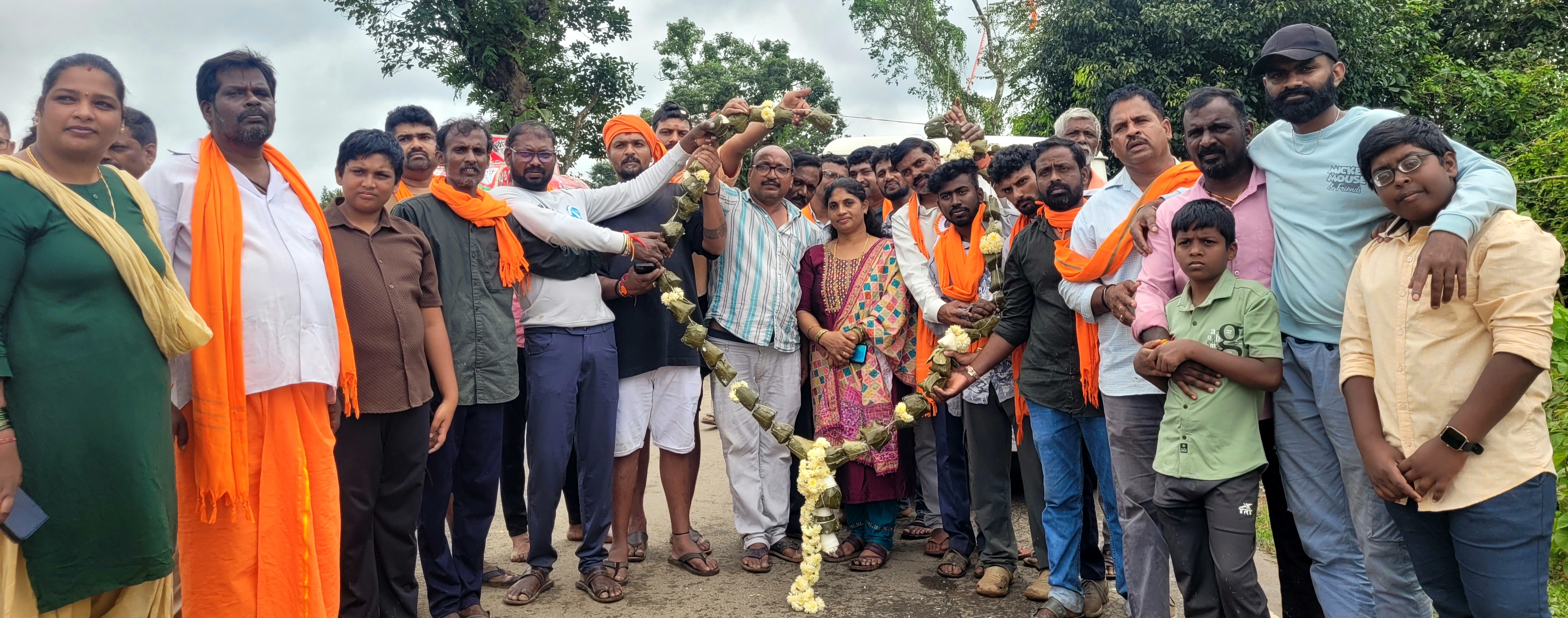 ರಿಪ್ಪನ್ ಪೇಟ ಗವಟೂರಿನ ಗ್ರಾಮಸ್ಥರು ಗಣಪನಿಗೆ ಸಮರ್ಪಿಸಿದ ಕಡುಬಿನ ಹಾರ ಗಮನ ಸೆಳೆಯಿತು.