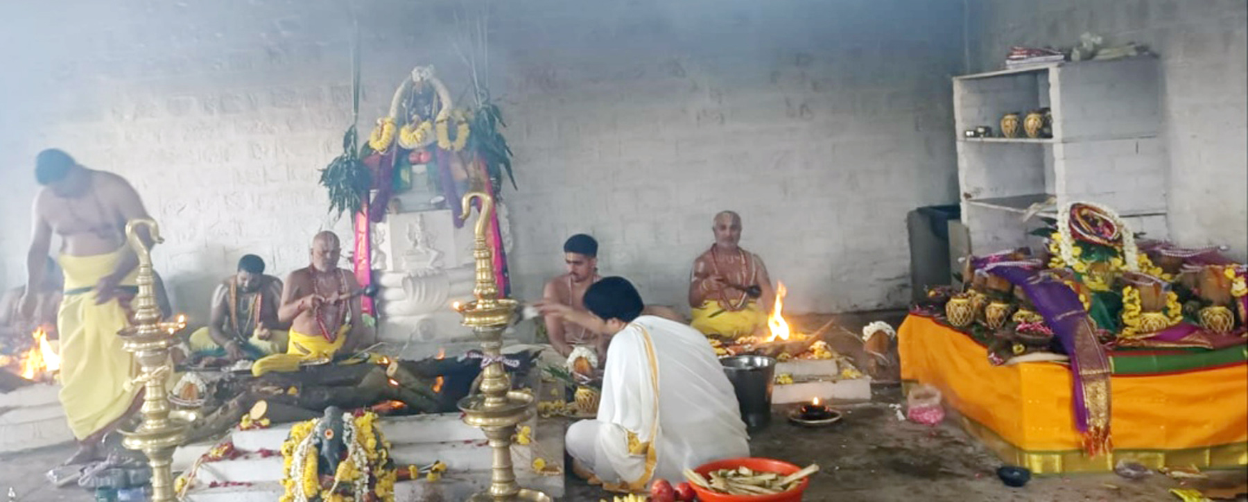 ಗುಡಿಯಲ್ಲಿ ಆಗಮಿಕರು ವೇದ ಮಂತ್ರಗಳನ್ನು ಪಠಿಸಿ ಪವಿತ್ರಾರಾಹೋಣ ದೈವಿಕ ಕಾರ್ಯ ಪೂರೈಸಿದರು