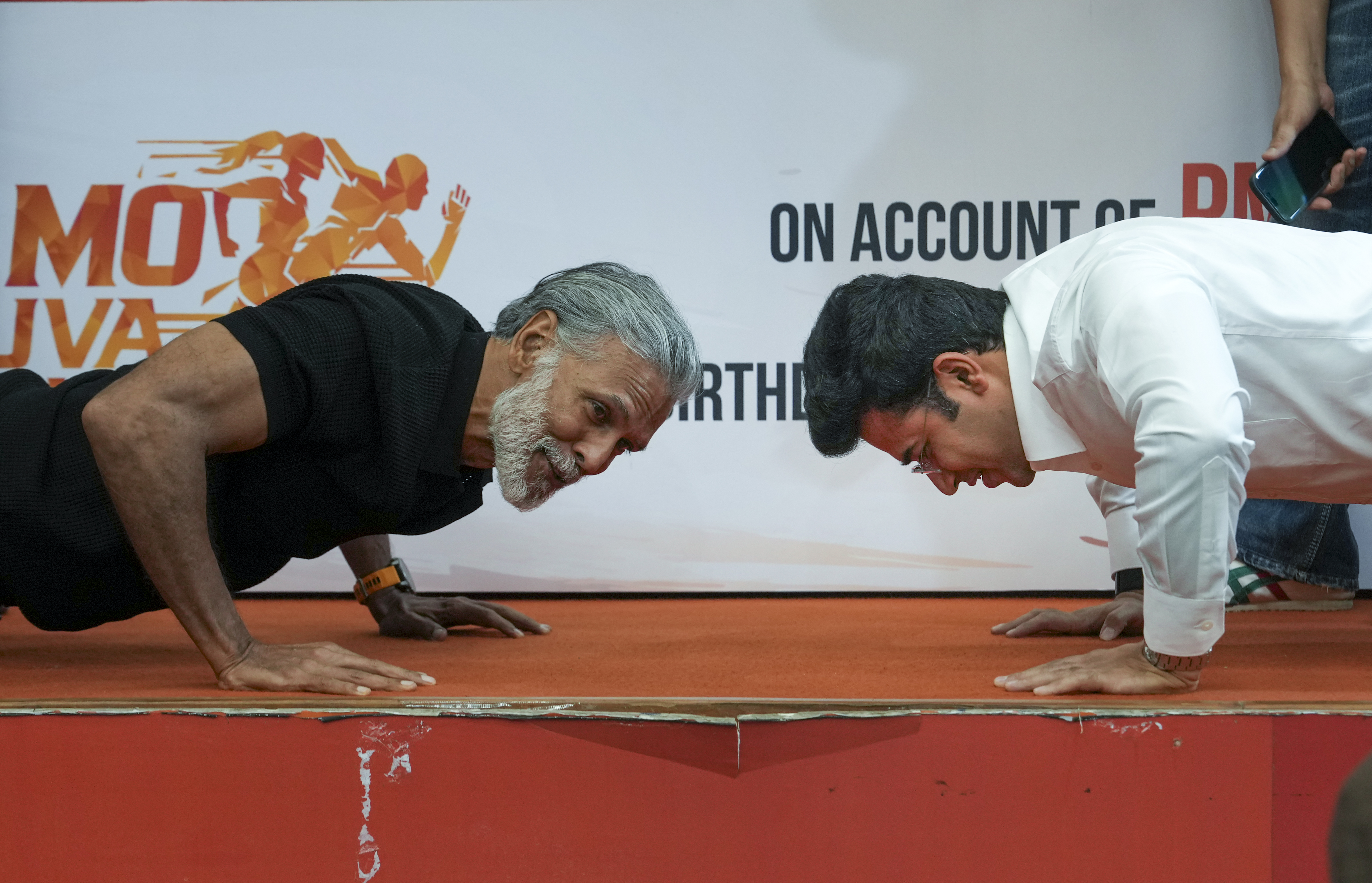 ‘ನಮೋ ಯುವ ರನ್‌’ ಅಭಿಯಾನದ ಉದ್ಘಾಟನಾ ಕಾರ್ಯಕ್ರಮದಲ್ಲಿ ಬಿಜೆಪಿ ಯುವ ಮೋರ್ಚಾ ಅಧ್ಯಕ್ಷ ತೇಜಸ್ವಿ ಸೂರ್ಯ ಮತ್ತು ಅಭಿಯಾನದ ರಾಯಭಾರಿ ನಟ ಮಿಲಿಂದ್‌ ಸೋಮನ್‌ ಅವರು ‘ಪುಶ್‌ ಅಪ್‌’ ಮಾಡಿದರು 