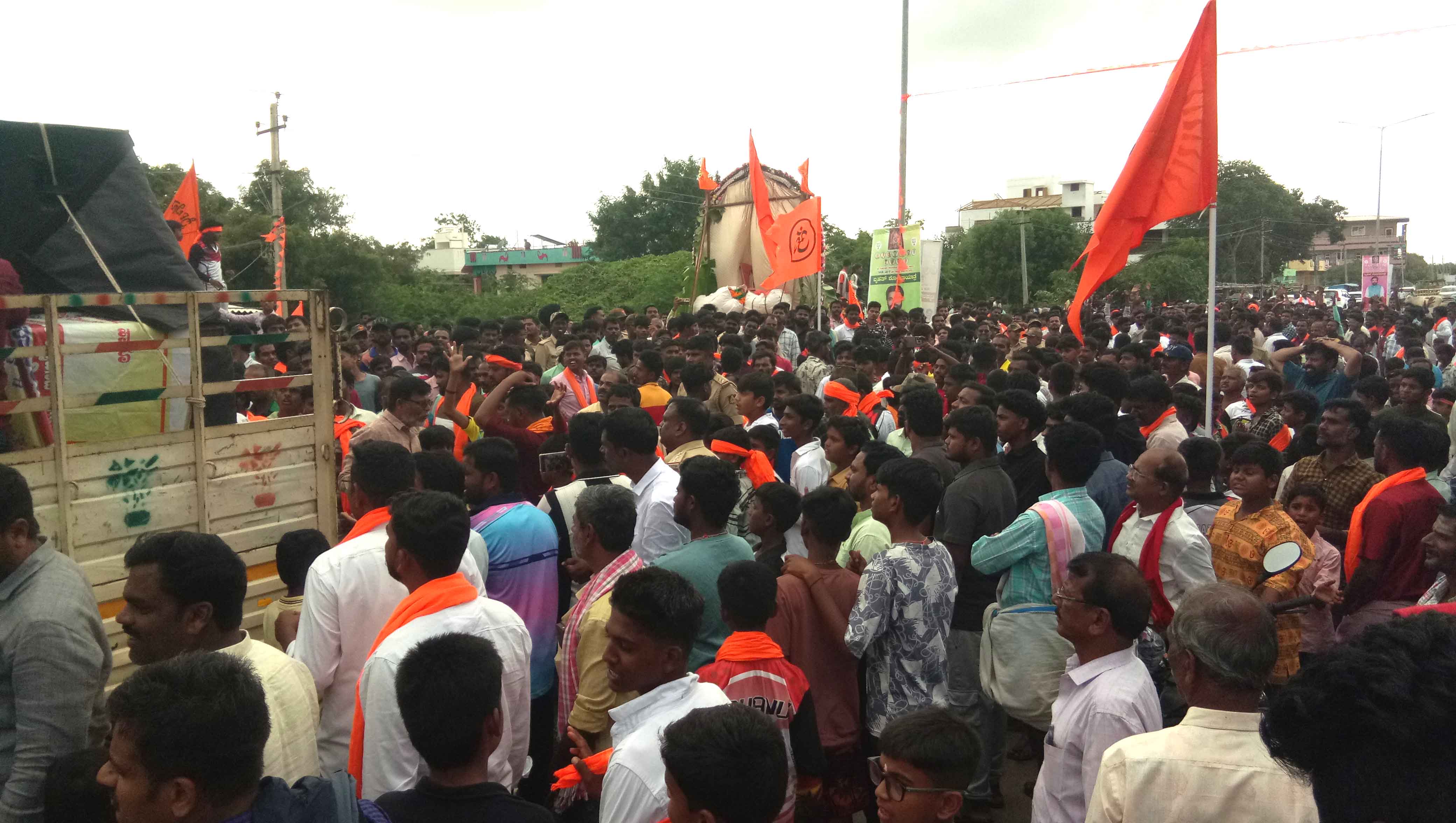 ಧ್ವನಿವರ್ಧಕ ಅವ್ಯವಸ್ಥೆ ಖಂಡಿಸಿ ಪ್ರತಿಭಟನೆ ನಡೆಸಿದರು.