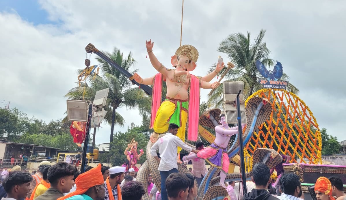 ಬೆಳಗಾವಿಯಲ್ಲಿ ಭಾನುವಾರವೂ ಗಣೇಶ ಮೂರ್ತಿಗಳ ವಿಸರ್ಜನಾ ಮೆರವಣಿಗೆ ಮುಂದುವರಿಯಿತು  ಪ್ರಜಾವಾಣಿ ಚಿತ್ರ: ಏಕನಾಥ ಅಗಸಿಮನಿ