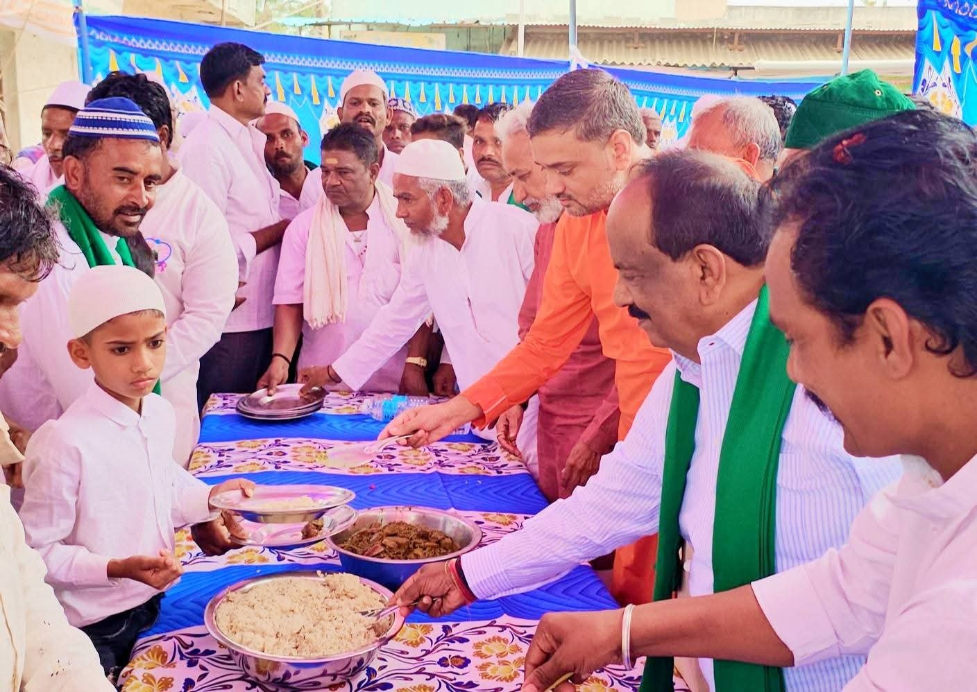 ಅಣ್ಣಿಗೇರಿ ಹೊರಕೇರಿ ಓಣಿಯಲ್ಲಿ ಹಿಂದೂ-ಮುಸ್ಲಿಂ ಬಾಂದವರು ಆಯೋಜಿಸಿದ್ದ ಅನ್ನ ಸಂತರ್ಪಣೆಗೆ ದಾಸೋಹ ಮಠದ ಶಿವಕುಮಾರ ಸ್ವಾಮಿಜಿ ಚಾಲನೆ ನೀಡಿದರು.