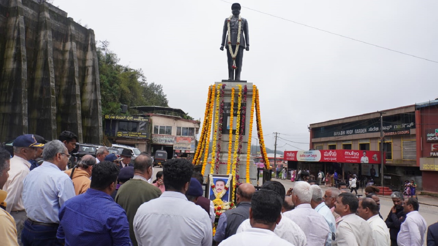ಮಡಿಕೇರಿಯಲ್ಲಿ ಭಾನುವಾರ ನಡೆದ ಸ್ಕ್ವಾಡ್ರನ್ ಲೀಡರ್ ಅಜ್ಜಮಾಡ ದೇವಯ್ಯ ಅವರ ಪುಣ್ಯಸ್ಮರಣೆ ಕಾರ್ಯಕ್ರಮದಲ್ಲಿ ಹೆಚ್ಚಿನ ಮಂದಿ ಭಾಗವಹಿಸಿದ್ದರು.