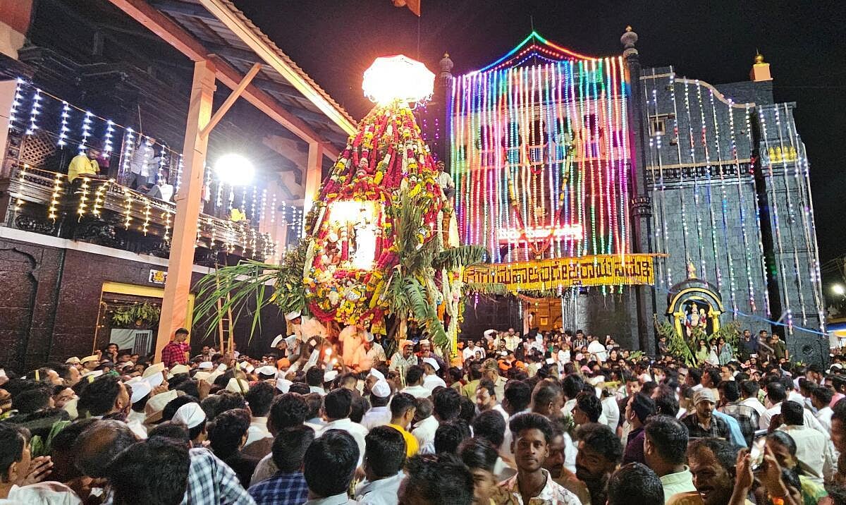 ಬಾಗಲಕೋಟೆ: ಮಹಾಲಿಂಗೇಶ್ವರ ಅದ್ದೂರಿ ರಥೋತ್ಸವ