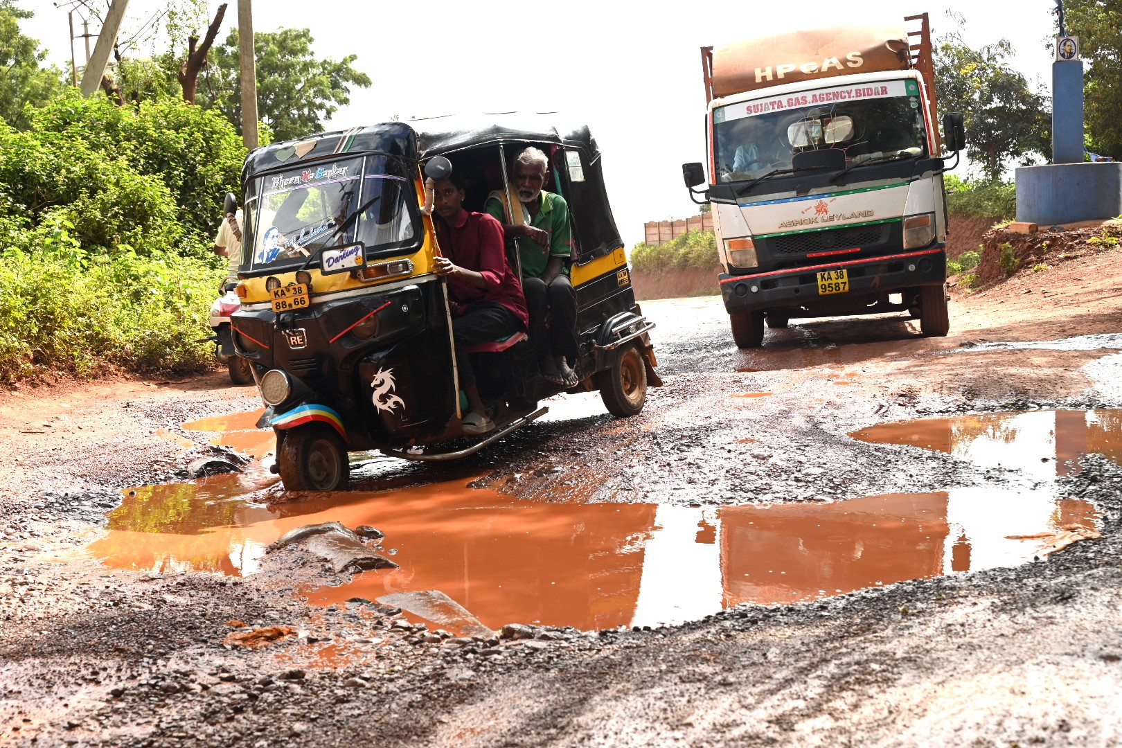 ಗುಂಡಿಗಳಲ್ಲಿ ಸಾಹಸದ ಸಂಚಾರ 