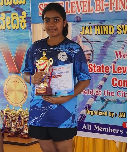 ಚಾಂಪಿಯನ್‌ಷಿಪ್ ಟ್ರೋಫಿಯೊಂದಿಗೆ ದೇಶ್ನಾ ಶೆಟ್ಟಿ