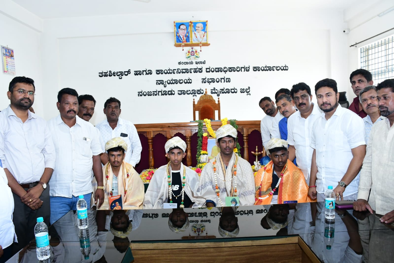 ನಂಜನಗೂಡಿನ ತಾಲ್ಲೂಕು  ಕಚೇರಿ ಸಭಾಂಗಣದಲ್ಲಿ ನಡೆದ ನಾರಾಯಣ ಗುರುಗಳ ಜಯಂತಿ ಕಾರ್ಯಕ್ರಮದಲ್ಲಿ ವಿದ್ಯಾರ್ಥಿಗಳಿಗೆ ಪ್ರತಿಭಾ ಪುರಸ್ಕಾರ ನೀಡಲಾಯಿತು.