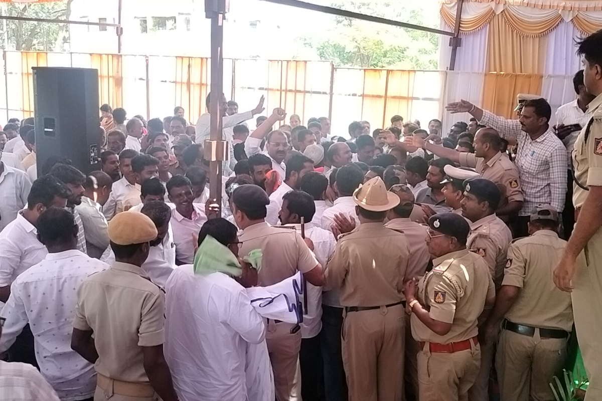 ಗುರುಮಠಕಲ್ ಪಟ್ಟಣದಲ್ಲಿ ಭಾನುವಾರ ಜರುಗಿದ ಅಡಿಗಲ್ಲು ಕಾರ್ಯಕ್ರಮದಲ್ಲಿ ಕಾಂಗ್ರೆಸ್ ಮತ್ತು ಜೆಡಿಎಸ್ ಕಾರ್ಯಕರ್ತರ ನಡುವೆ ಘೋಷಣೆ ಕೂಗುವ ವೇಳೆ ನೂಕುನುಗ್ಗಲು ಉಂಟಾಯಿತು.