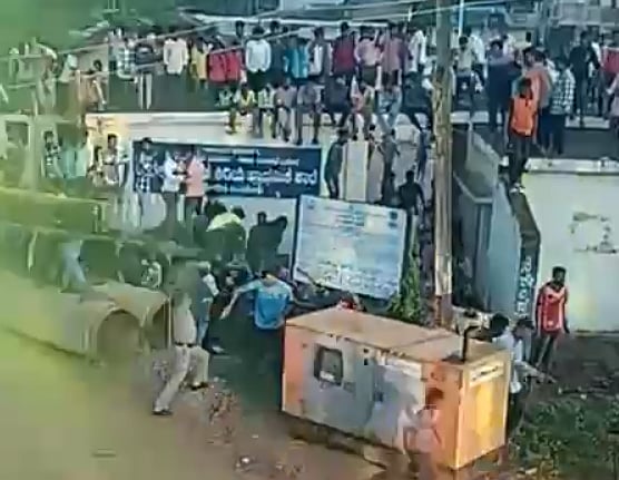 ಧಾರವಾಡ | ಗಣೇಶ ವಿಸರ್ಜನೆ ವೇಳೆ ಡಿ.ಜೆ ವಿಚಾರಕ್ಕೆ ಗಲಾಟೆ: ಲಾಠಿ ಬೀಸಿದ ಪೊಲೀಸರು