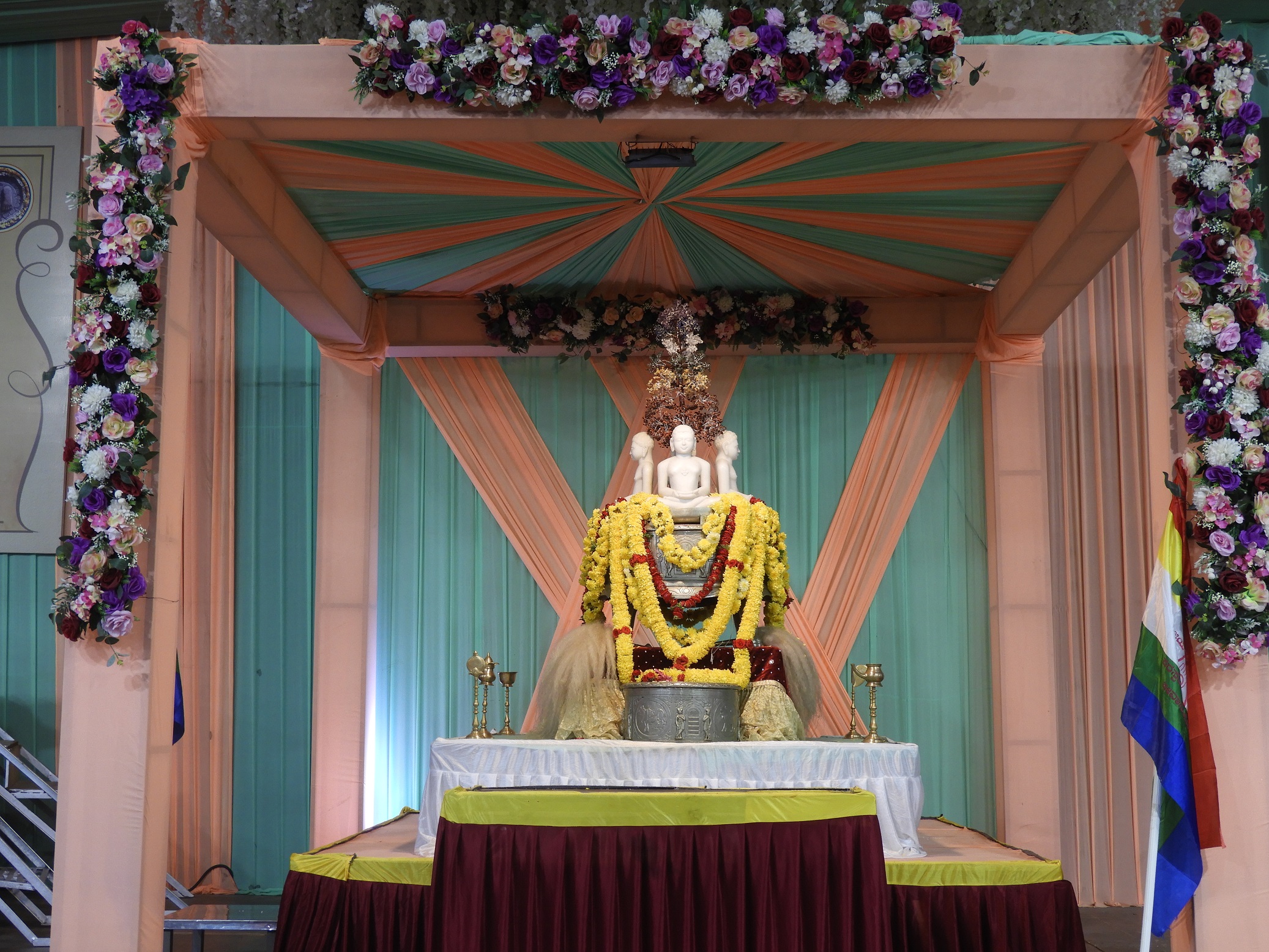 ಸಮವಸರಣ ಮಂಟಪದಲ್ಲಿ ಜಿನ ಭಗವಂತರನ್ನು ಪ್ರತಿಷ್ಠಾಪಿಸಲಾಗಿತ್ತು.