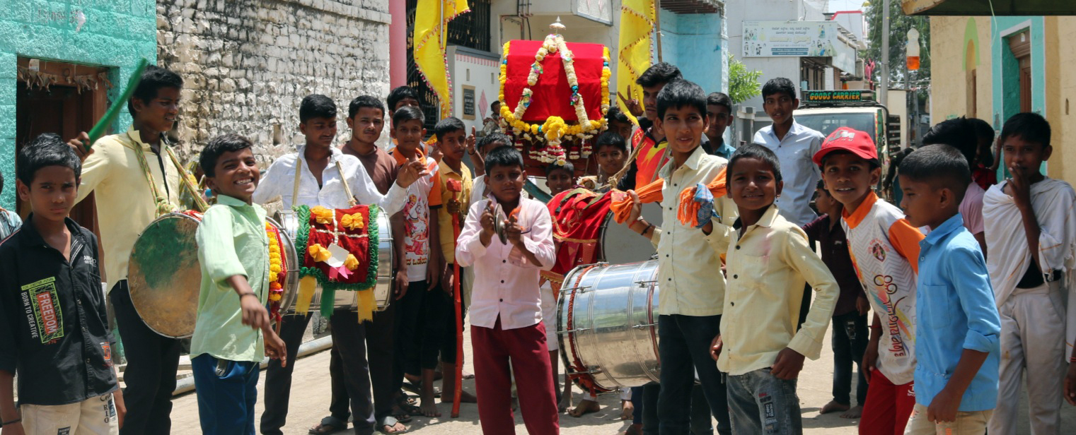 ಮಾದನಹಿಪ್ಪರಗಿ ಗ್ರಾಮದ ನಾಗಲಿಂಗೇಶ್ವರ ಚಿಣ್ಣರ ಪಲ್ಲಕ್ಕಿ ಮೆರವಣಿಗೆಯಲ್ಲಿ ಡೊಳ್ಳು ಬಾರಿಸುತ್ತ ಕುಣಿಯುತ್ತಿರುವ ಮಕ್ಕಳು
