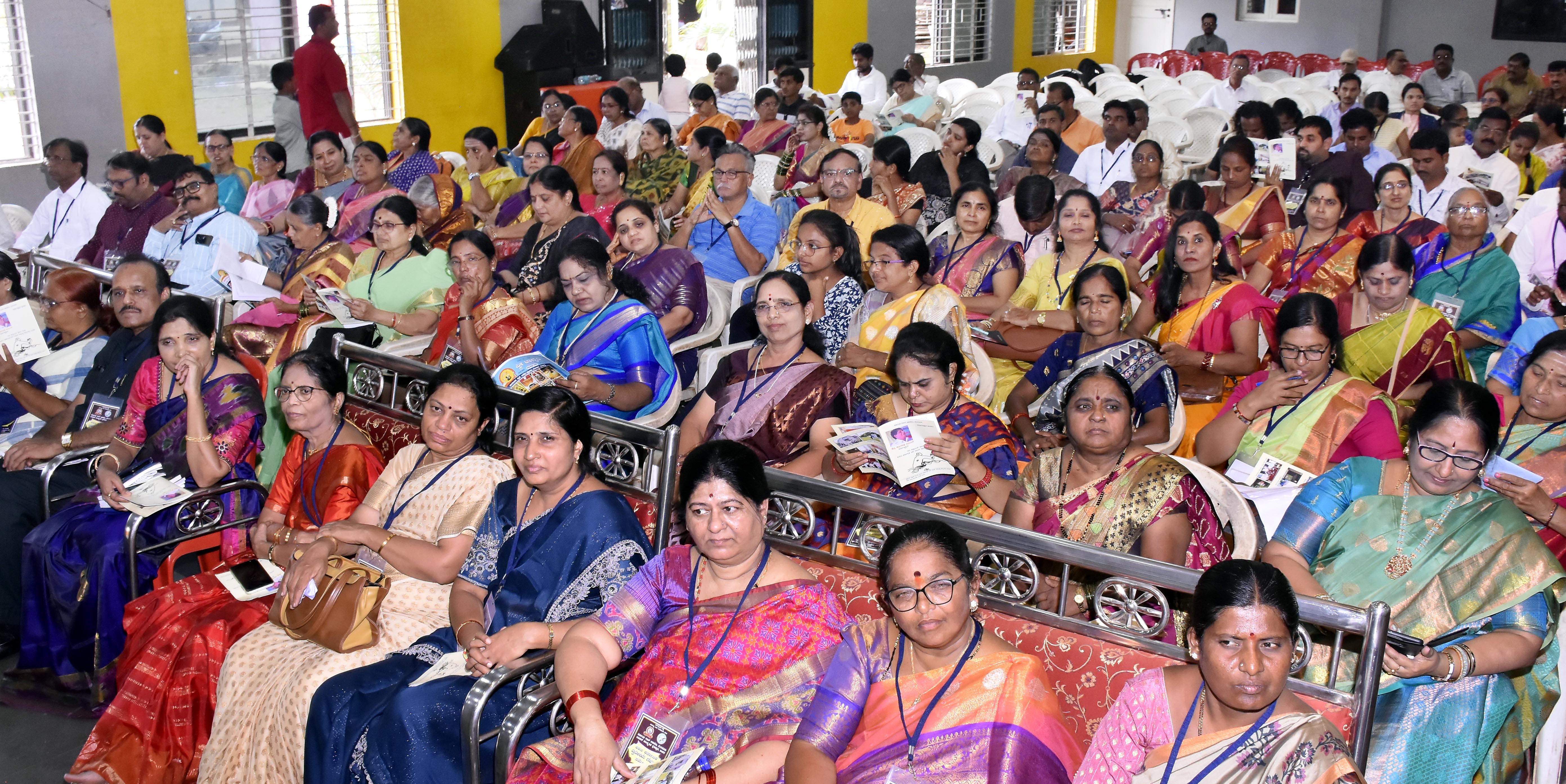 ಕಾರ್ಯಕ್ರಮದಲ್ಲಿ ಪಾಲ್ಗೊಂಡಿದ್ದ ಕವಯತ್ರಿಯರು