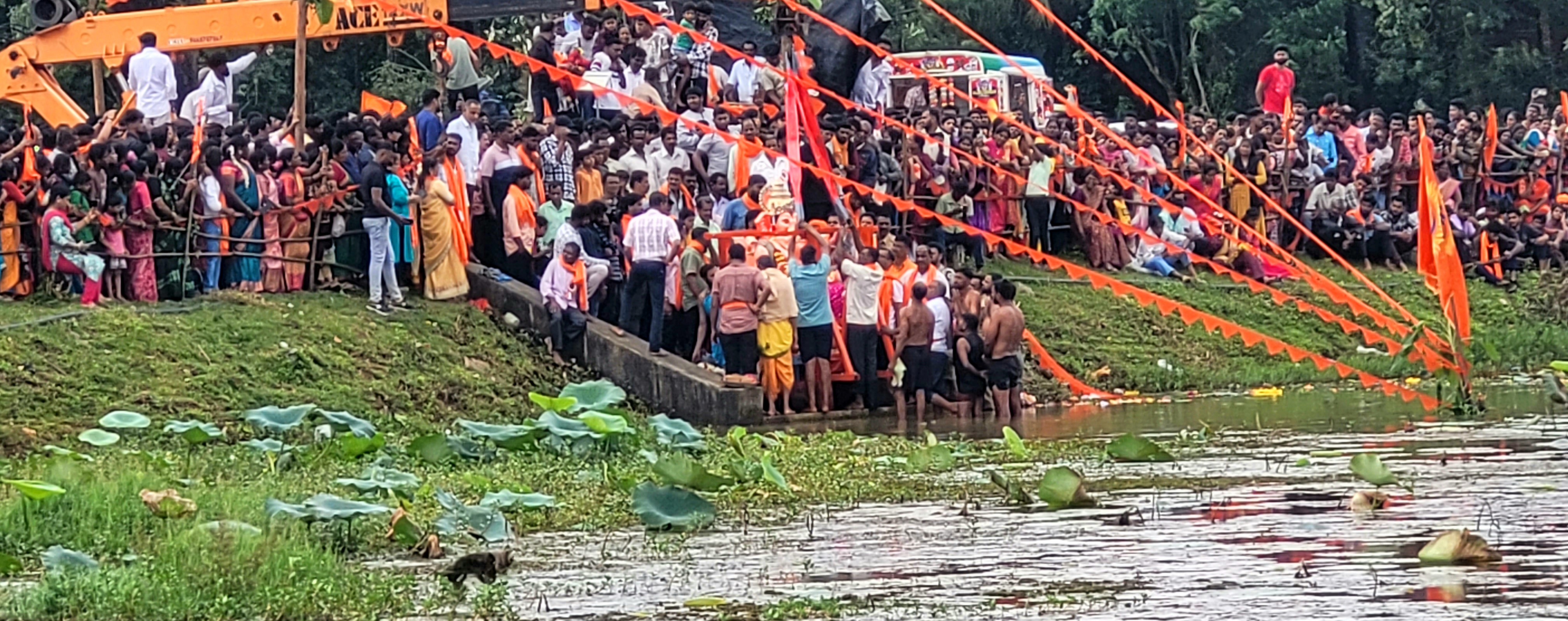 ರಿಪ್ಪನ್ ಪೇಟೆ ಹಿಂದೂ ರಾಷ್ಟ್ರಸೇನಾ ಗಣಪತಿಯನ್ನು ಬುಧವಾರ ಗವಟೂರಿನ ತಾವರೆಕೆರೆಯಲ್ಲಿ ವಿಸರ್ಜನೆ ಮಾಡಲಾಯಿತು.