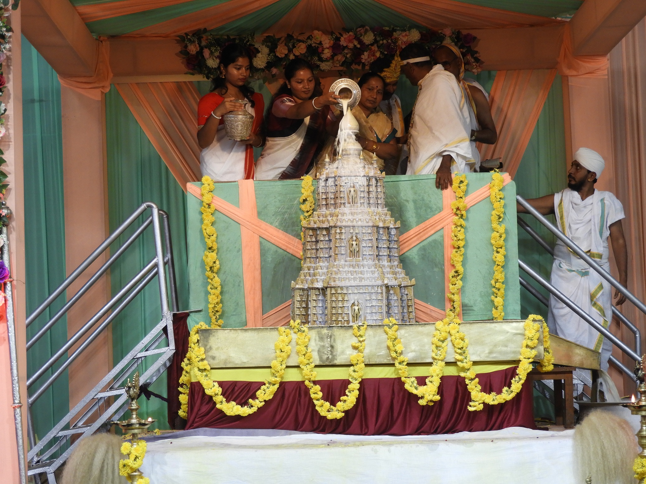 ಶ್ರವಣಬೆಳಗೊಳದ ಚಾವುಂಡರಾಯ ಸಭಾ ಮಂಟಪದಲ್ಲಿ ಜರುಗಿದ ಸಹಸ್ರಕೂಟ ಜಿನಬಿಂಬಕ್ಕೆ ಕ್ಷೀರಅಷ್ಟಗಂಧ ಅರಿಶಿಣ ಕಷಾಯ ಚಂದನಗಳಿಂದ ಅಭಿಷೇಕ ನೆರವೇರಿತು.
