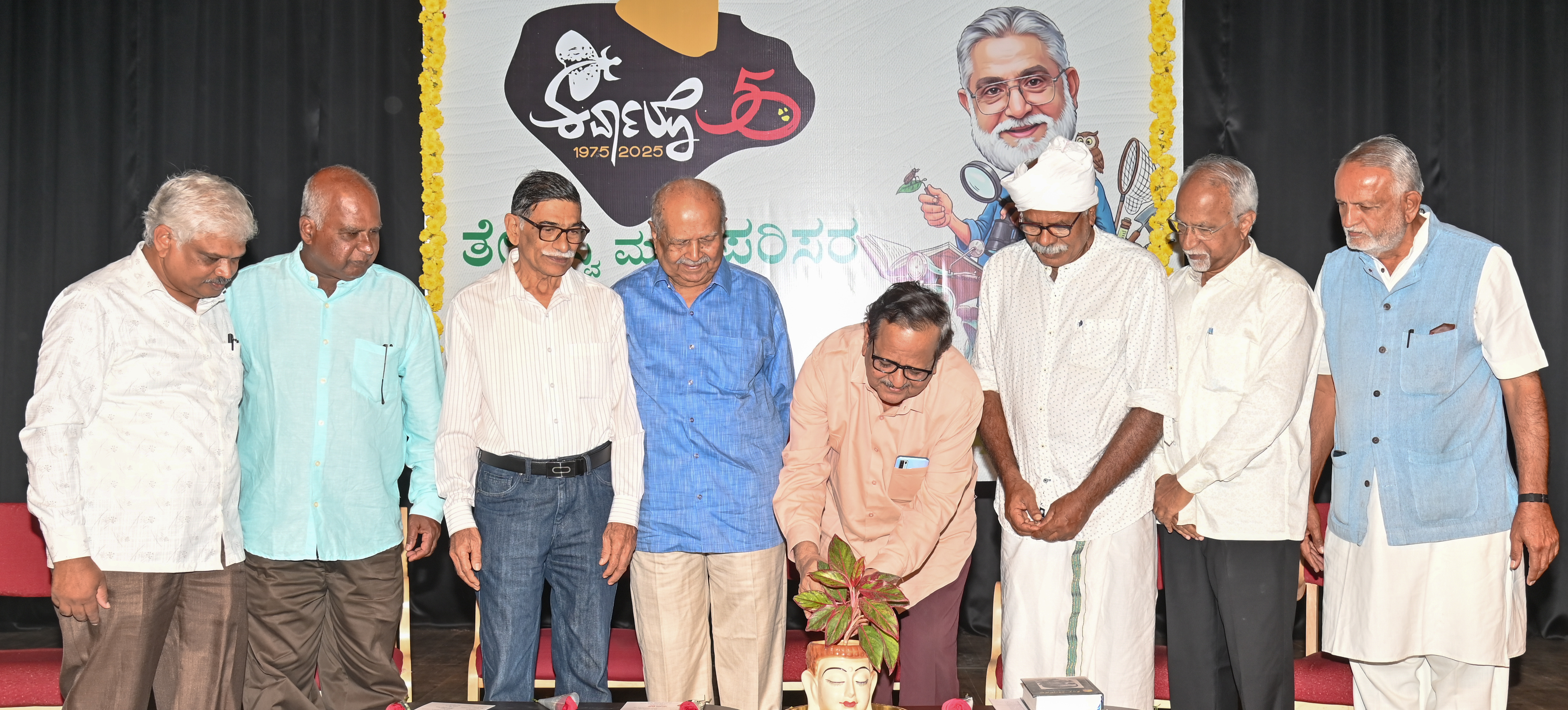 ಮೈಸೂರಿನಲ್ಲಿ ಸೋಮವಾರ ನಡೆದ ‘ಕರ್ವಾಲೊ 50: ತೇಜಸ್ವಿ ಮತ್ತು ಪರಿಸರ’ ಕಾರ್ಯಕ್ರಮವನ್ನು ವಿಮರ್ಶಕ ಪ್ರೊ.ರಾಜೇಂದ್ರ ಚೆನ್ನಿ ಉದ್ಘಾಟಿಸಿದರು. ಅಭಿರುಚಿ ಗಣೇಶ್‌ ರಾಘವೇಂದ್ರ ಮೂಡಿಗೆರೆ ಜಿ.ಪಿ.ಬಸವರಾಜು ಪ್ರೊ.ಬಿ.ಎನ್‌.ಶ್ರೀರಾಮ ಎಂ.ವಿ.ಕೃಷ್ಣ ಕಡಿದಾಳ್ ಪ್ರಕಾಶ್ ಪ್ರೊ.ಕಾಳಚನ್ನೇಗೌಡ ಪಾಲ್ಗೊಂಡಿದ್ದರು –ಪ್ರಜಾವಾಣಿ ಚಿತ್ರ 