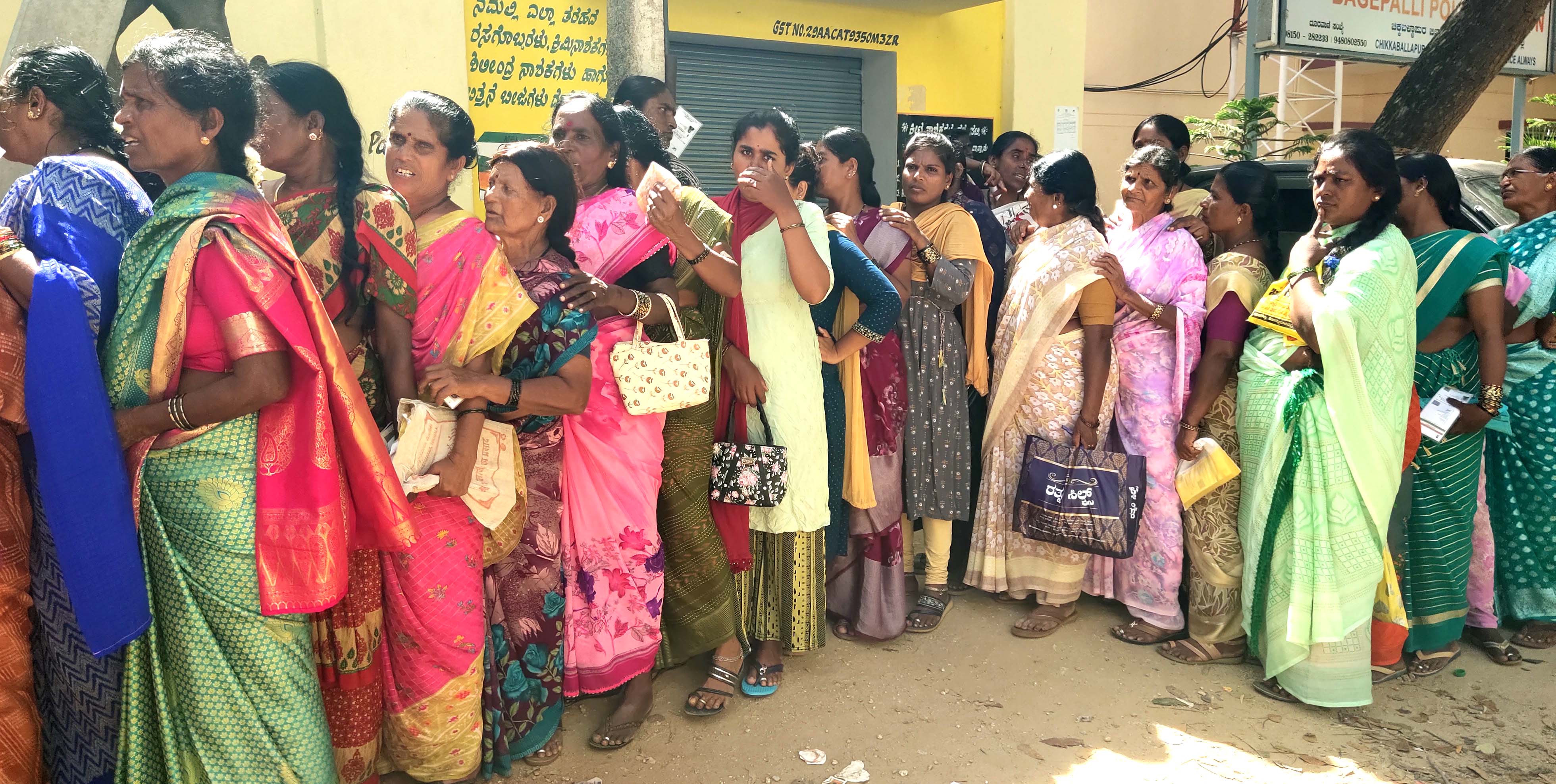 ಬಾಗೇಪಲ್ಲಿ ಪಟ್ಟಣದ ಟಿಎಪಿಸಿಎಂಎಸ್ ಮಳಿಗೆ ಮುಂದೆ ಮಹಿಳಾ ರೈತರು ಯೂರಿಯಾ ಟೋಕನ್ ಪಡೆಯಲು ಸಾಲಿನಲ್ಲಿ ನಿಂತಿರುವ ದೃಶ್ಯ