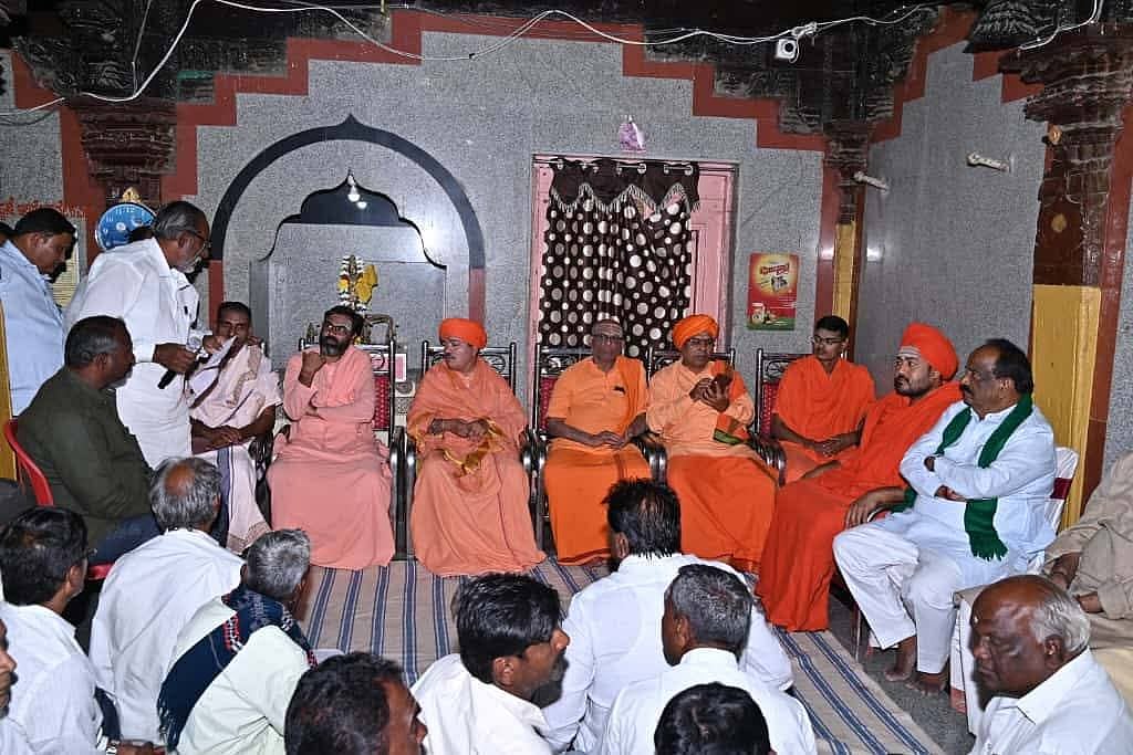 ನವಲಗುಂದ ಪಂಚಗೃಹ ಹಿರೇಮಠದ ಪಟ್ಟಾಧಿಕಾರಿ ನೇಮಕ: ಭಕ್ತರ ಸಭೆ ನಿರ್ಣಯ