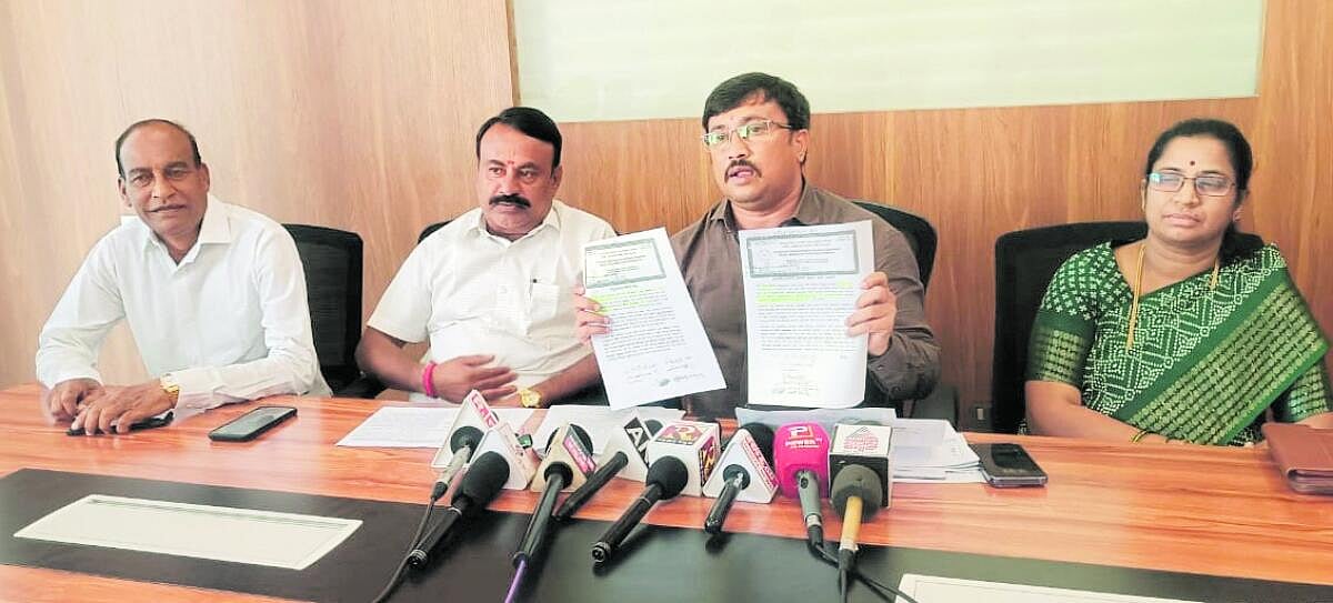 ಬಿಡದಿ: ಅನಿತಾ ಕುಮಾರಸ್ವಾಮಿ ಹೆಸರಿನಲ್ಲಿರುವ ಜಮೀನು ದಾಖಲೆ ಬಿಡುಗಡೆ