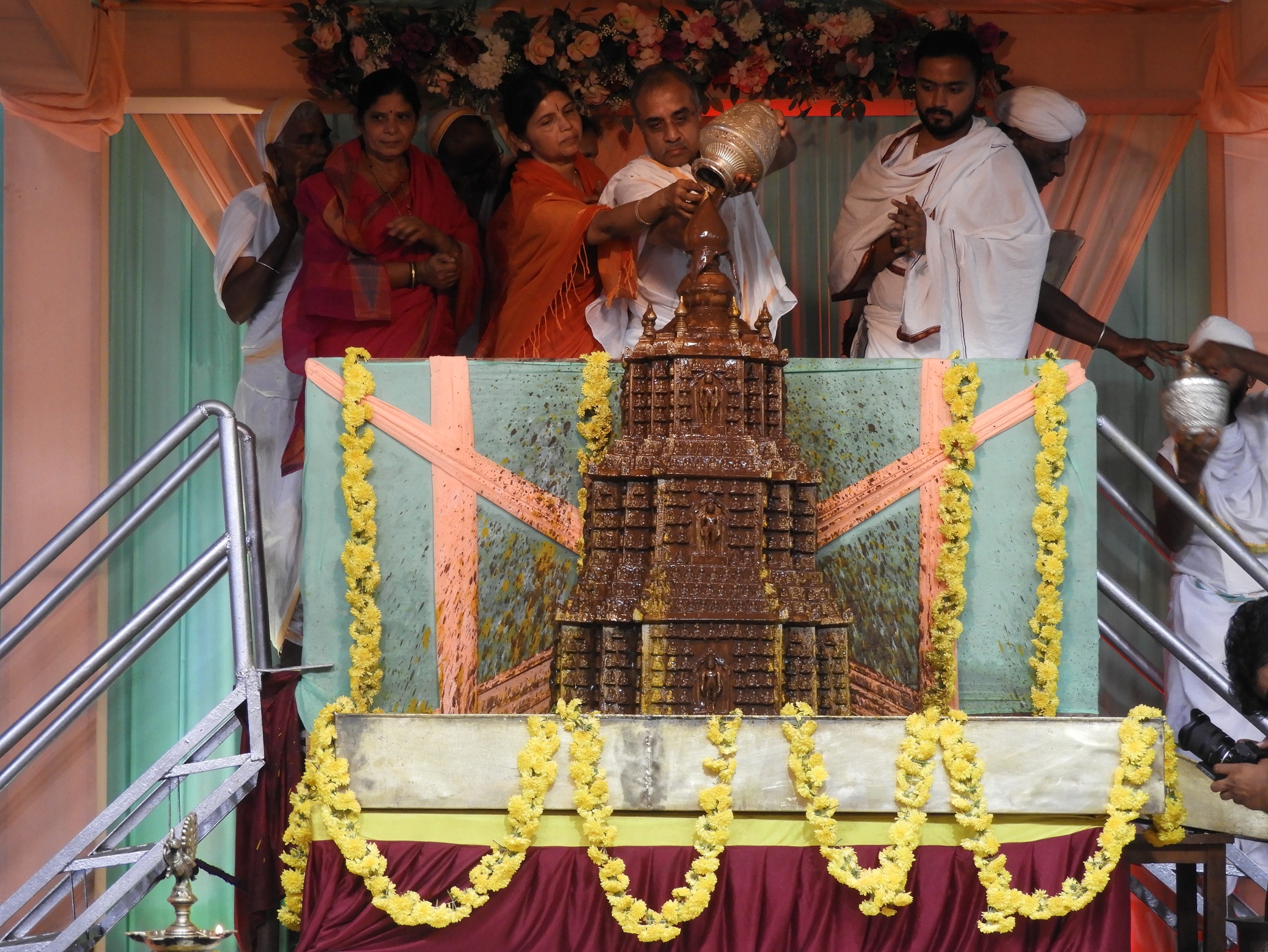 ಶ್ರವಣಬೆಳಗೊಳದ ಚಾವುಂಡರಾಯ ಸಭಾ ಮಂಟಪದಲ್ಲಿ ಜರುಗಿದ ಸಹಸ್ರಕೂಟ ಜಿನಬಿಂಬಕ್ಕೆ ಕ್ಷೀರಅಷ್ಟಗಂಧ ಅರಿಶಿಣ ಕಷಾಯ ಚಂದನಗಳಿಂದ ಅಭಿಷೇಕ ನೆರವೇರಿತು.