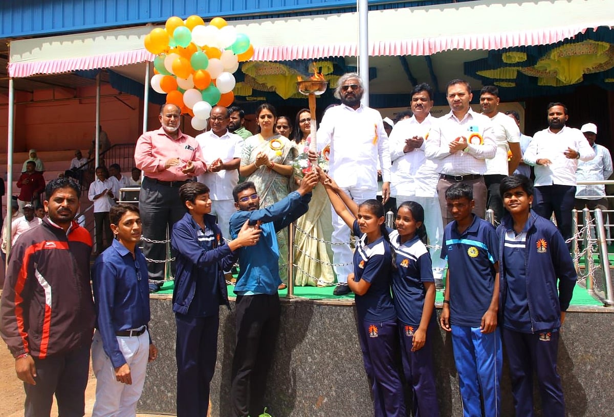 ಬೀದರ್ | ಬಲೂನ್‌ ಹಾರಿಸಿ ದಸರಾ ಸಿಎಂ ಕಪ್‌ ಕ್ರೀಡಾಕೂಟಕ್ಕೆ ಸಚಿವ ಖಂಡ್ರೆ ಚಾಲನೆ
