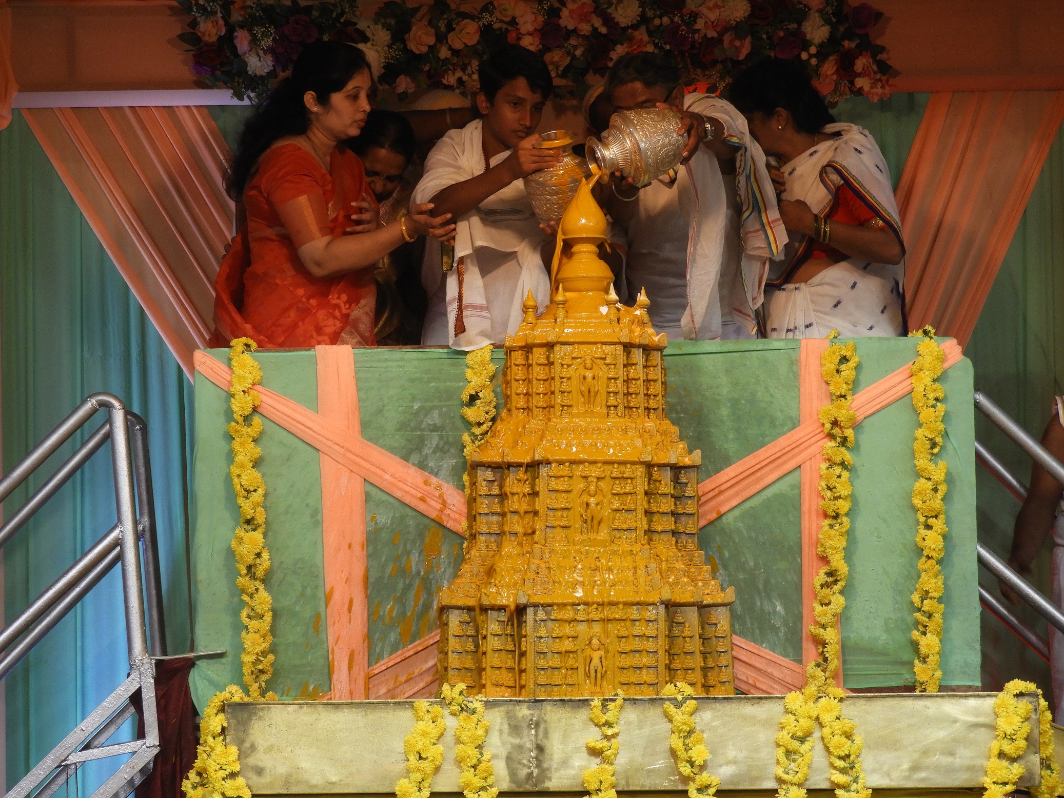 ಶ್ರವಣಬೆಳಗೊಳದ ಚಾವುಂಡರಾಯ ಸಭಾ ಮಂಟಪದಲ್ಲಿ ಜರುಗಿದ ಸಹಸ್ರಕೂಟ ಜಿನಬಿಂಬಕ್ಕೆ ಕ್ಷೀರಅಷ್ಟಗಂಧ ಅರಿಶಿಣ ಕಷಾಯ ಚಂದನಗಳಿಂದ ಅಭಿಷೇಕ ನೆರವೇರಿತು.