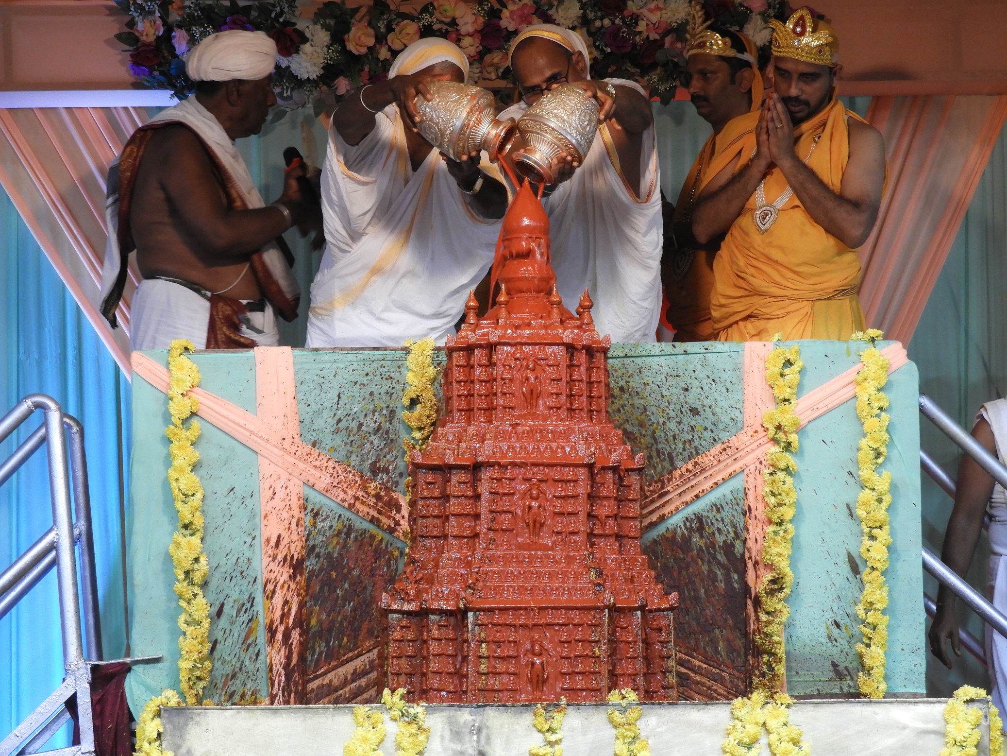 ಶ್ರವಣಬೆಳಗೊಳದ ಚಾವುಂಡರಾಯ ಸಭಾ ಮಂಟಪದಲ್ಲಿ ಜರುಗಿದ ಸಹಸ್ರಕೂಟ ಜಿನಬಿಂಬಕ್ಕೆ ಕ್ಷೀರಅಷ್ಟಗಂಧ ಅರಿಶಿಣ ಕಷಾಯ ಚಂದನಗಳಿಂದ ಅಭಿಷೇಕ ನೆರವೇರಿತು.