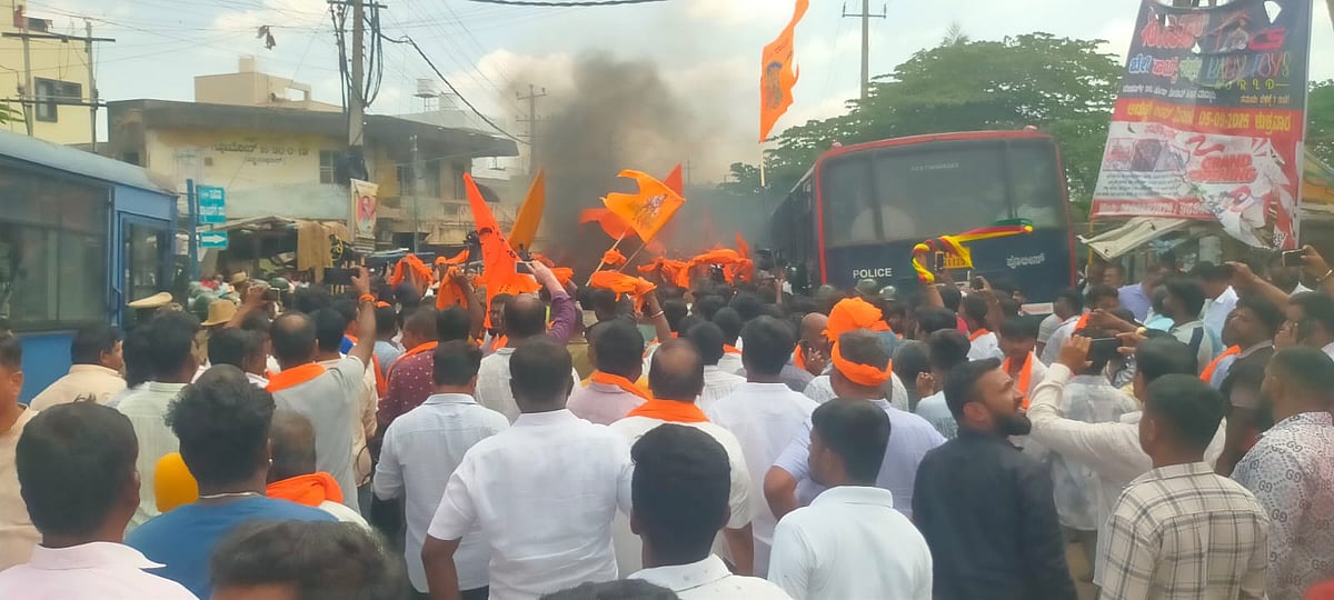 ಮದ್ದೂರು|ಕಲ್ಲು ತೂರಾಟ ಖಂಡಿಸಿ ಪ್ರತಿಭಟನೆ, ಲಘು ಲಾಠಿ ಪ್ರಹಾರ: ನಿಷೇಧಾಜ್ಞೆ ಜಾರಿ