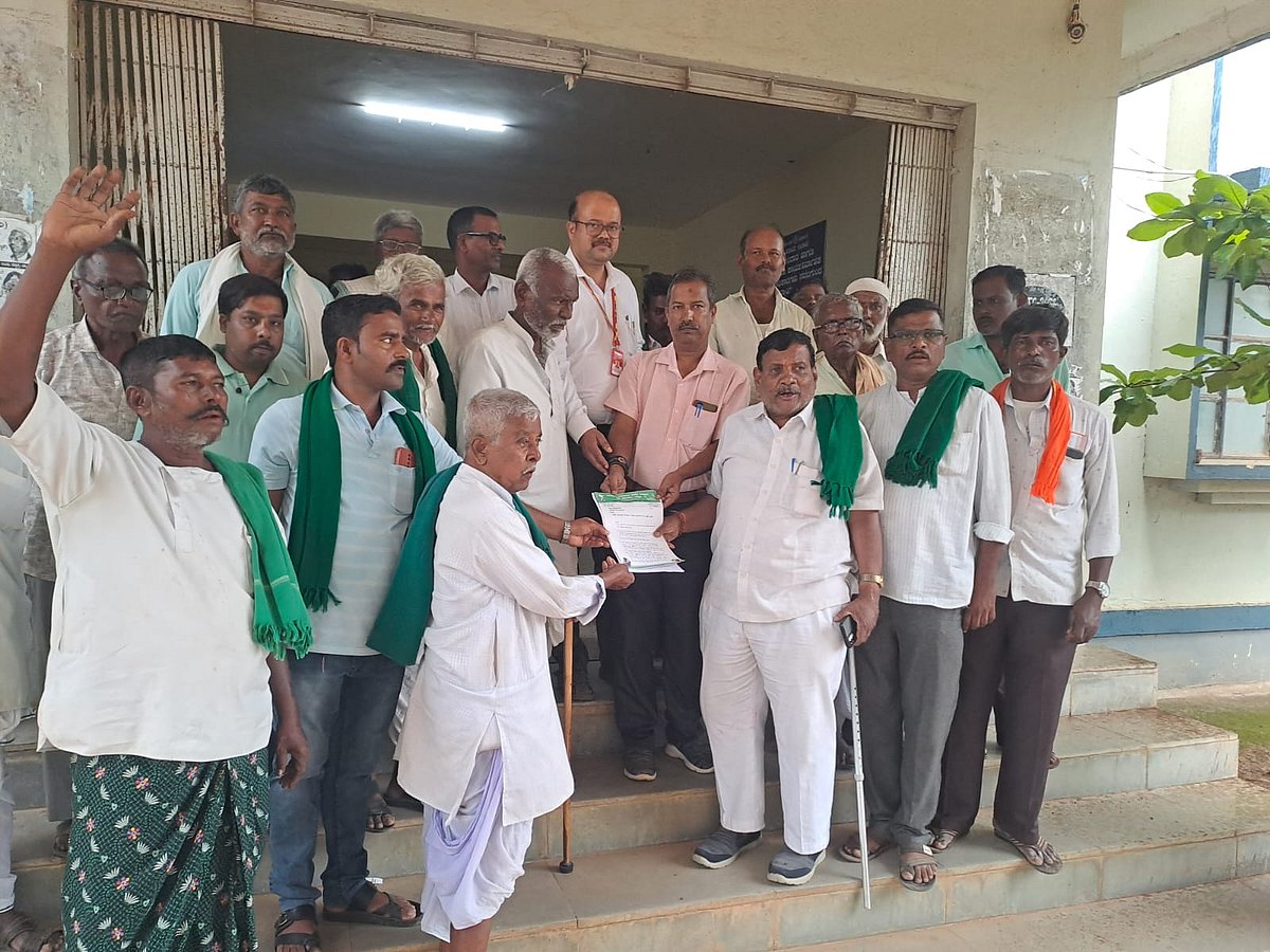 ನವಲಗುಂದ: ಎಕರೆಗೆ ₹ 25 ಸಾವಿರ ಪರಿಹಾರಕ್ಕೆ ಆಗ್ರಹ